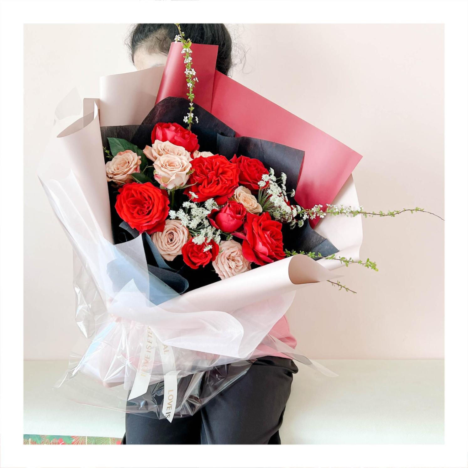Bó hoa tươi tone đỏ phối giấy sáng màu
