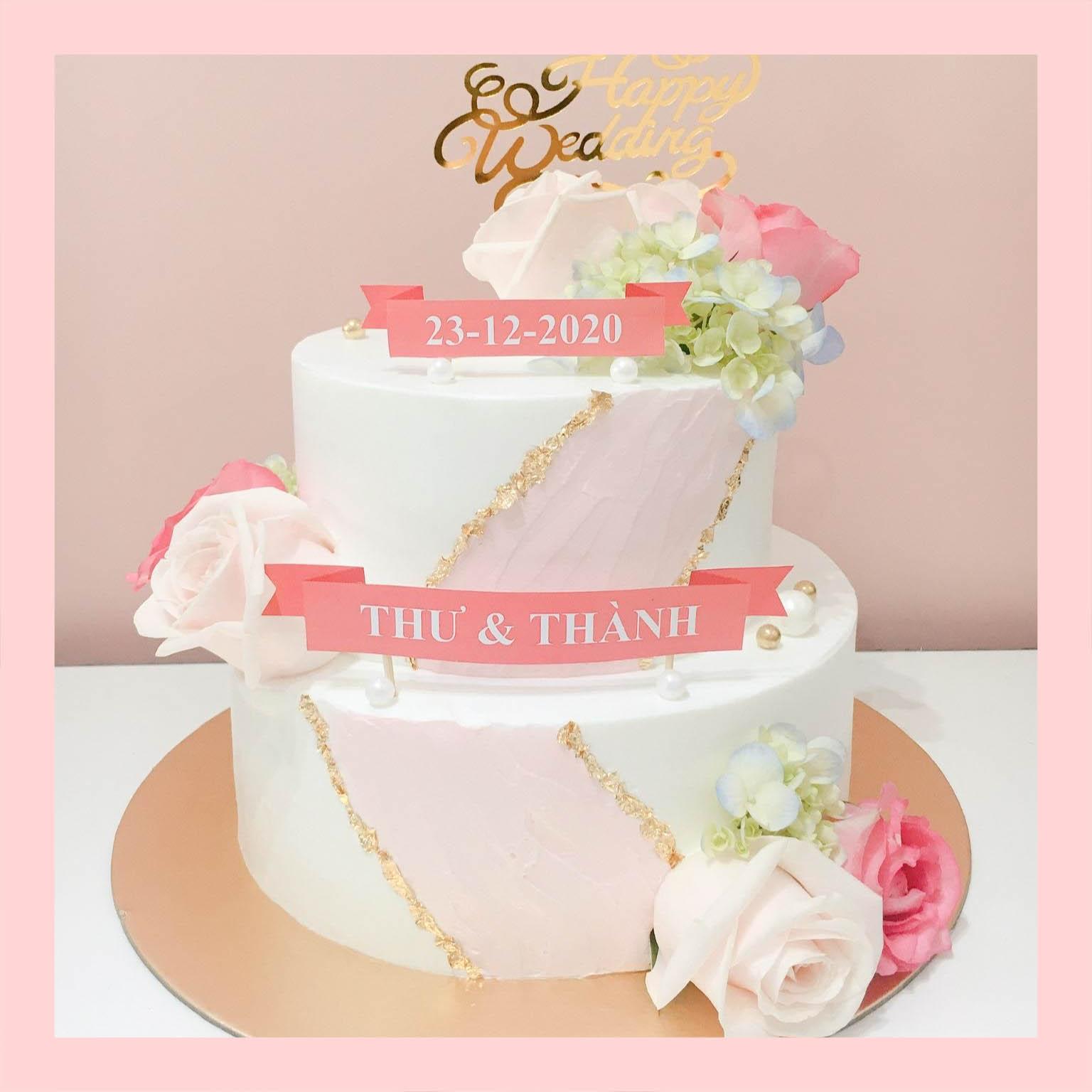 Bánh kem cưới bỏ quả 2 tầng trang trí hoa tươi