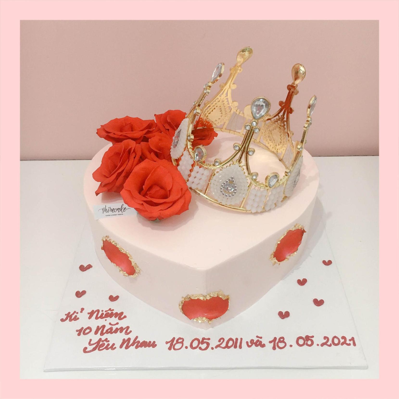 Bánh kem trang trí vương miện và hoa tươi - Bánh kem sinh nhật cho nữ