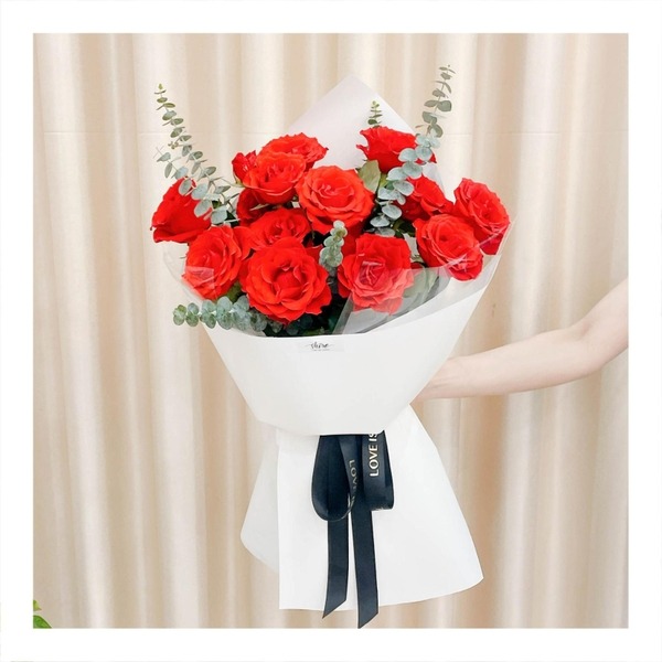 Bó hoa tươi tone đỏ phối giấy sáng màu