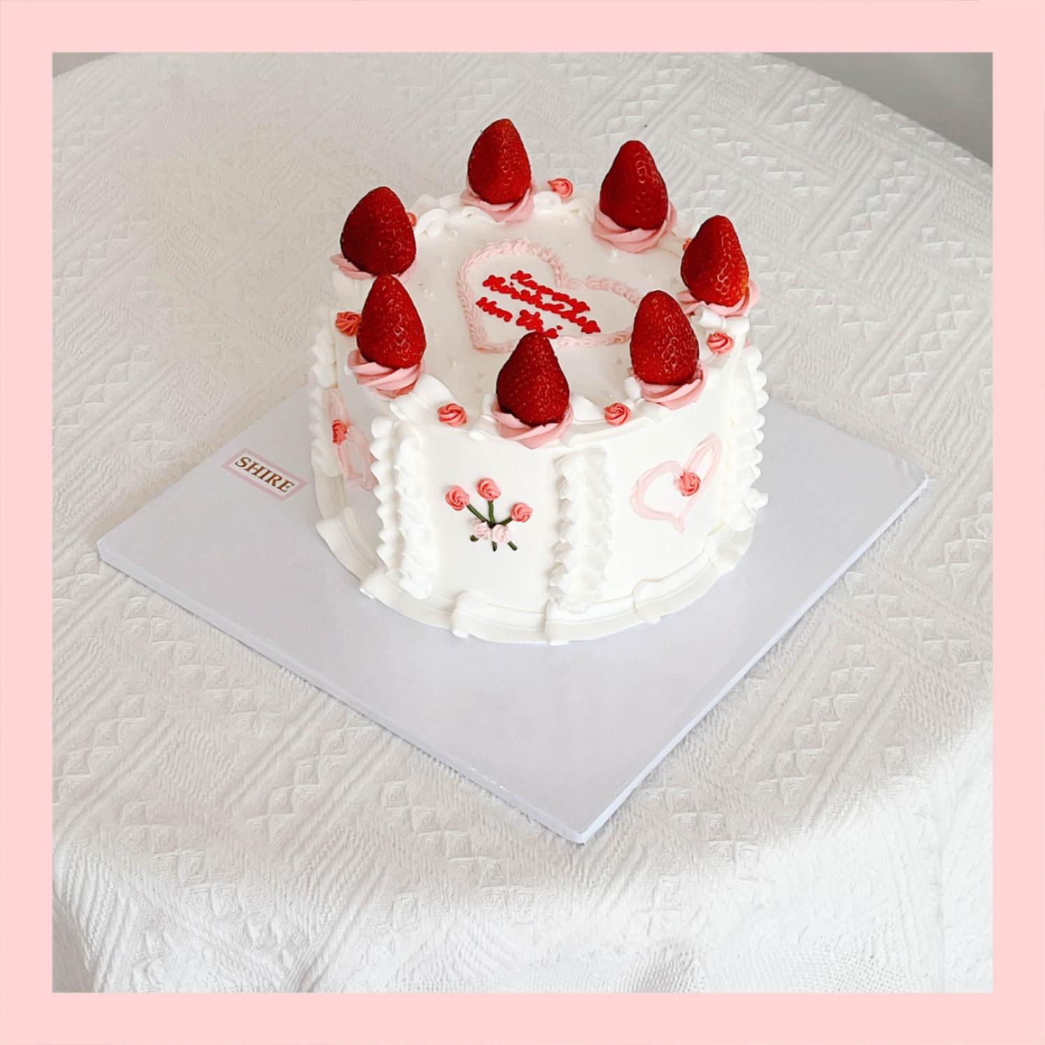 Bánh trang trí dâu kiểu Hàn Quốc - Bánh kem sinh nhật