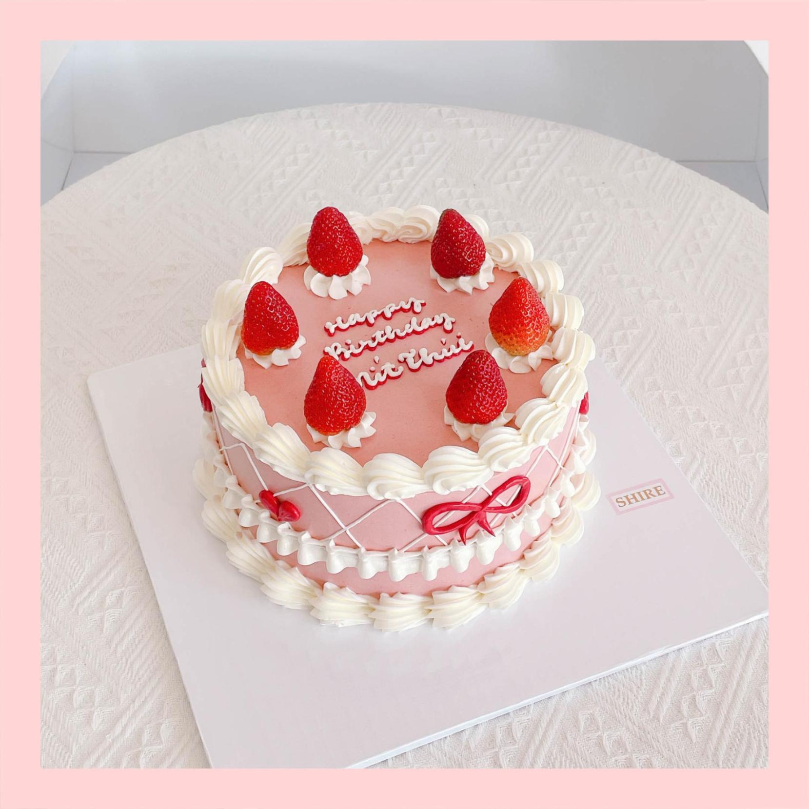 Bánh trang trí dâu kiểu Hàn Quốc - Bánh kem sinh nhật