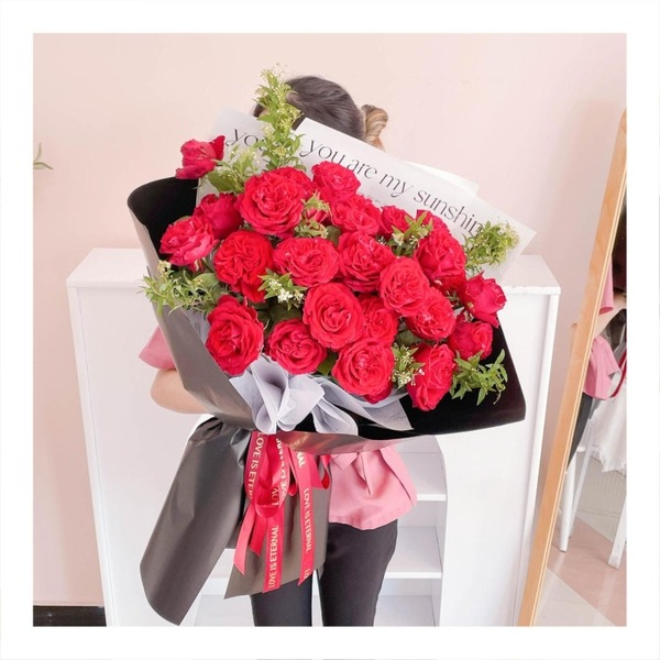 Bó hoa tươi tone đỏ phối giấy tối màu