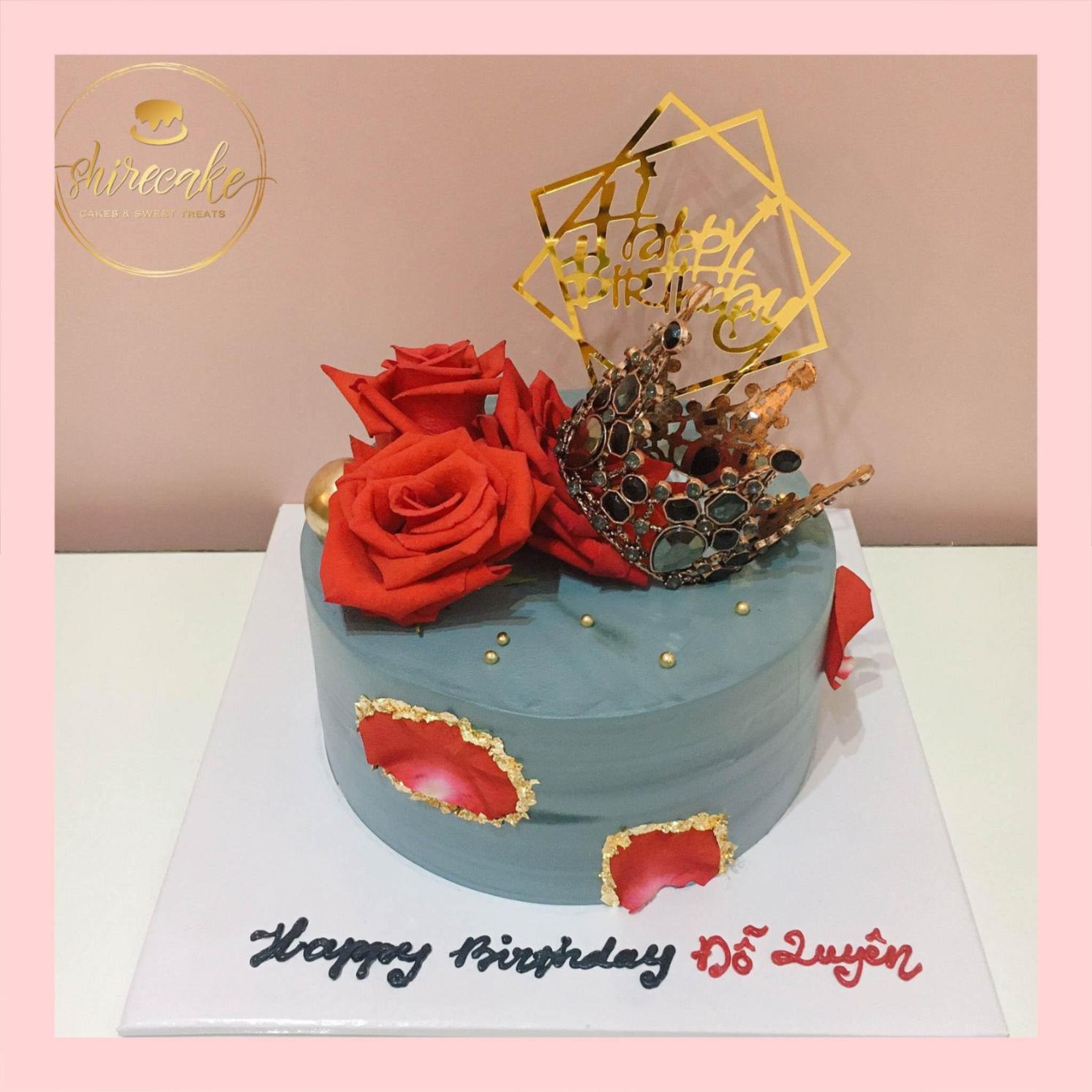 Bánh kem trang trí vương miện và hoa tươi - Bánh kem sinh nhật cho nữ