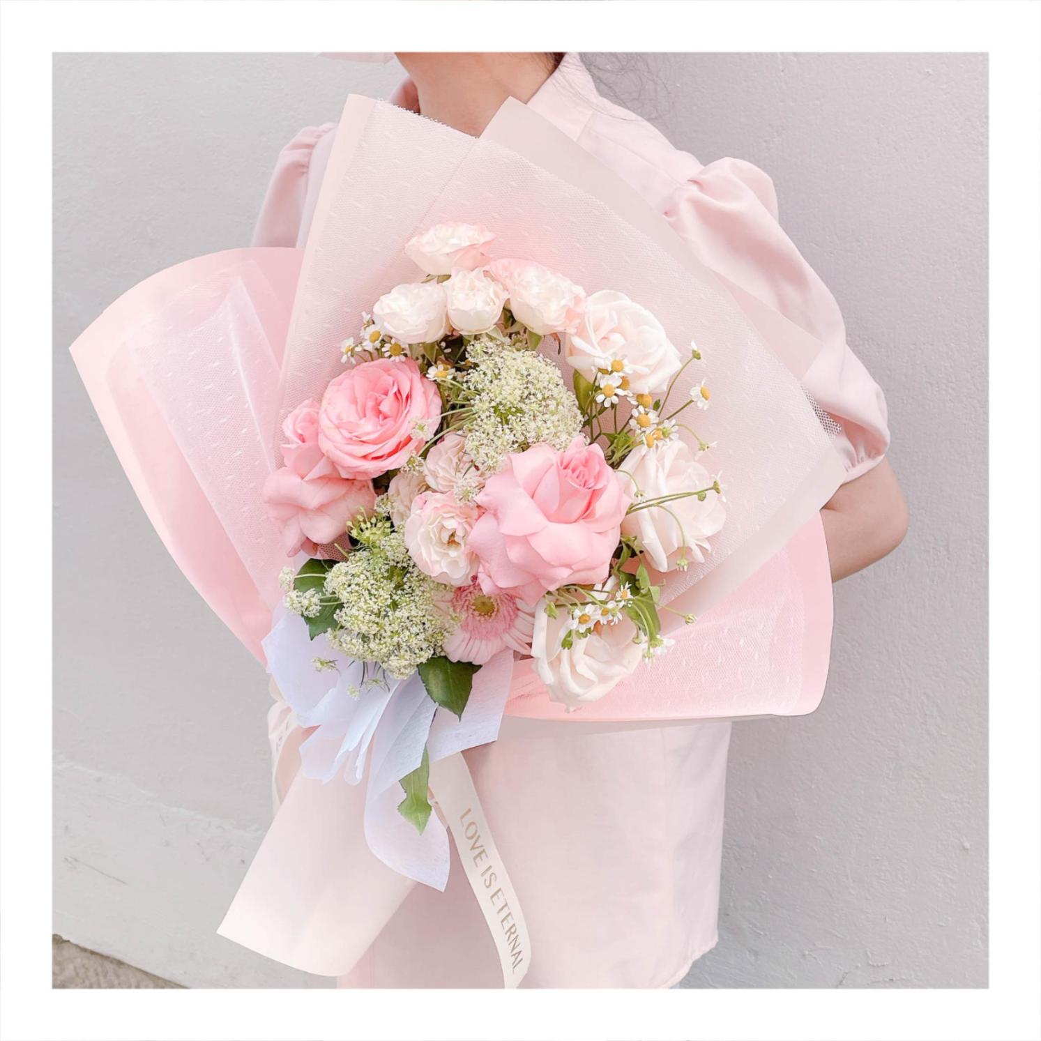 Bó hoa tươi tone hồng mix