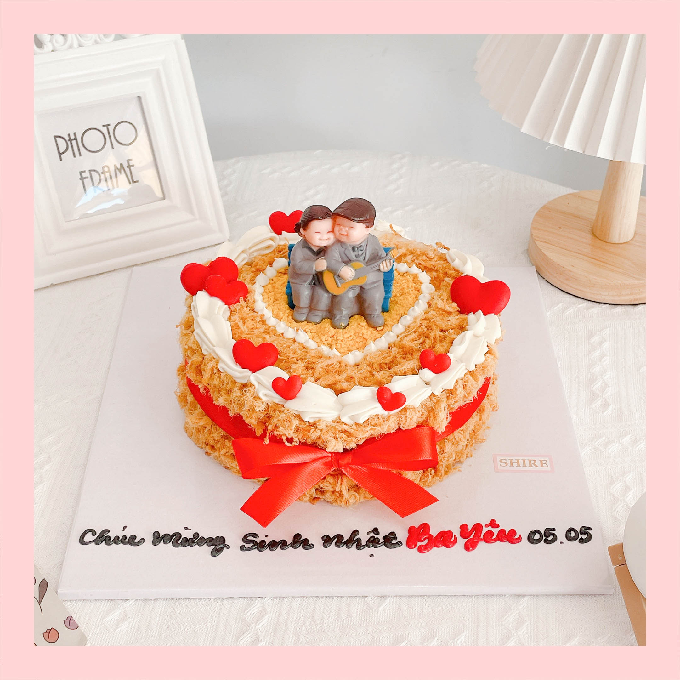 Bông lan trứng muối trang trí phụ kiện hiện đại - Bánh sinh nhật bông lan trứng muối hai loại sốt phô mai và sốt bơ