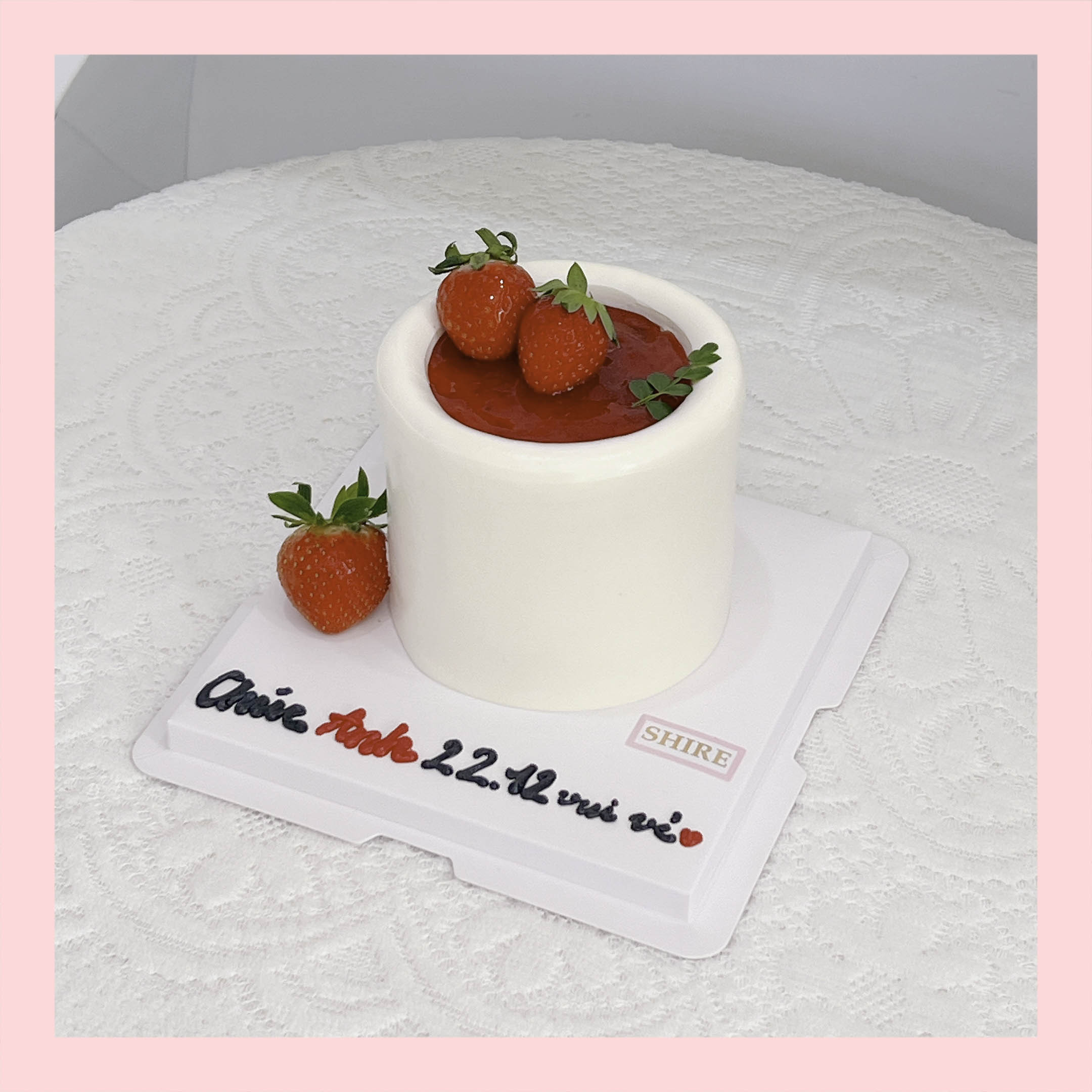 Bánh mini trang trí dâu tây - Bánh kem bơ mini 10-12cm