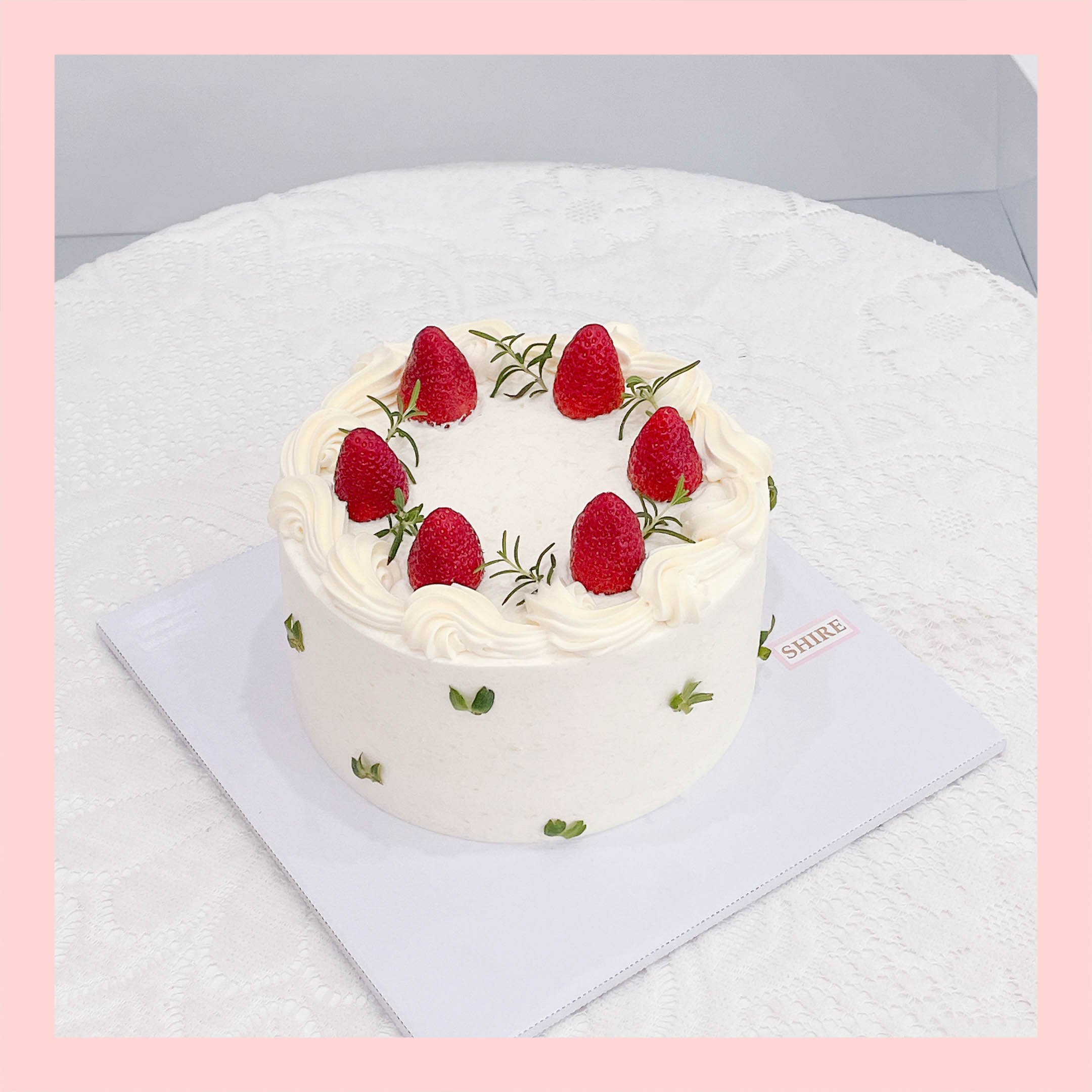 Bánh trang trí dâu kiểu Hàn Quốc - Bánh kem sinh nhật