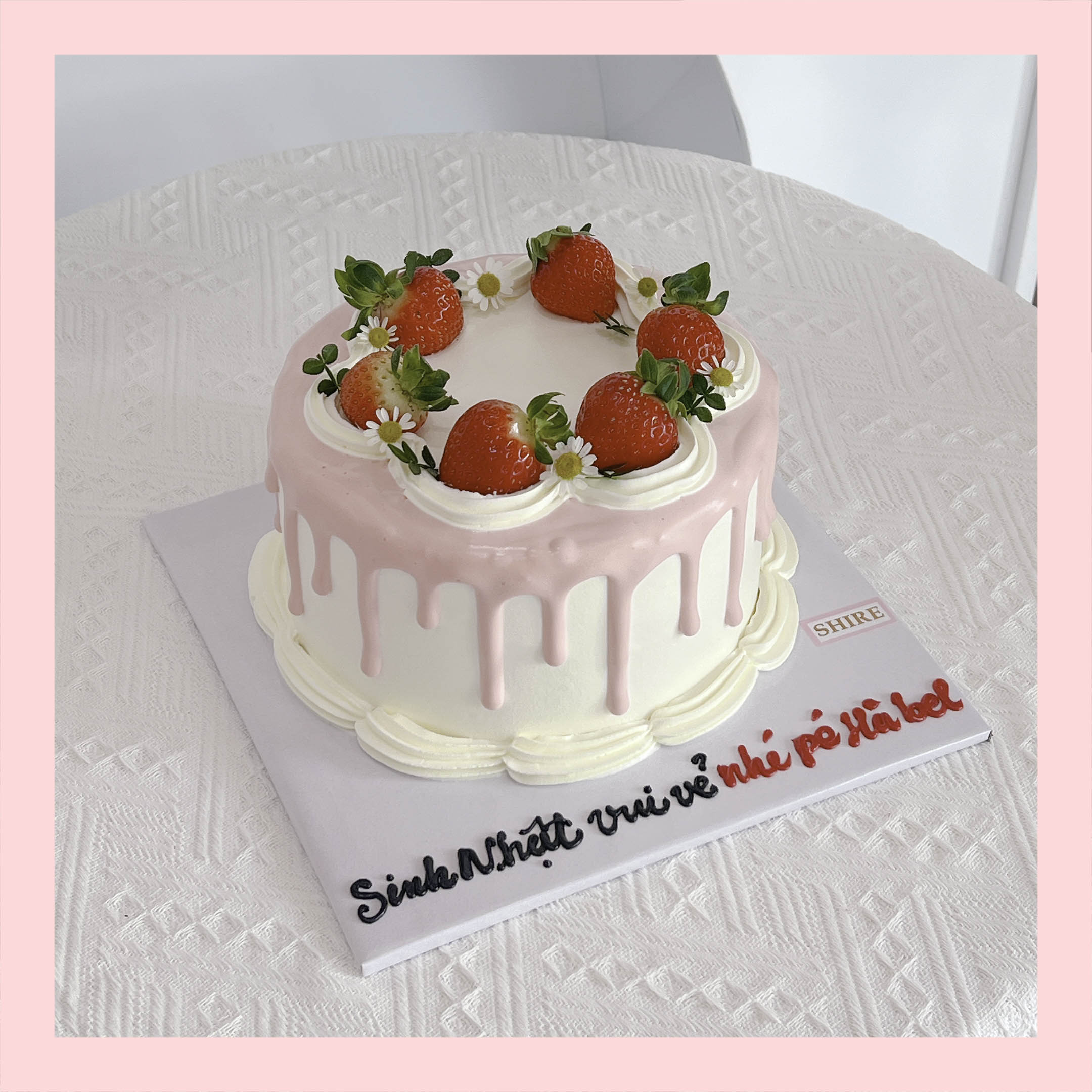 Bánh trang trí dâu kiểu Hàn Quốc - Bánh kem sinh nhật