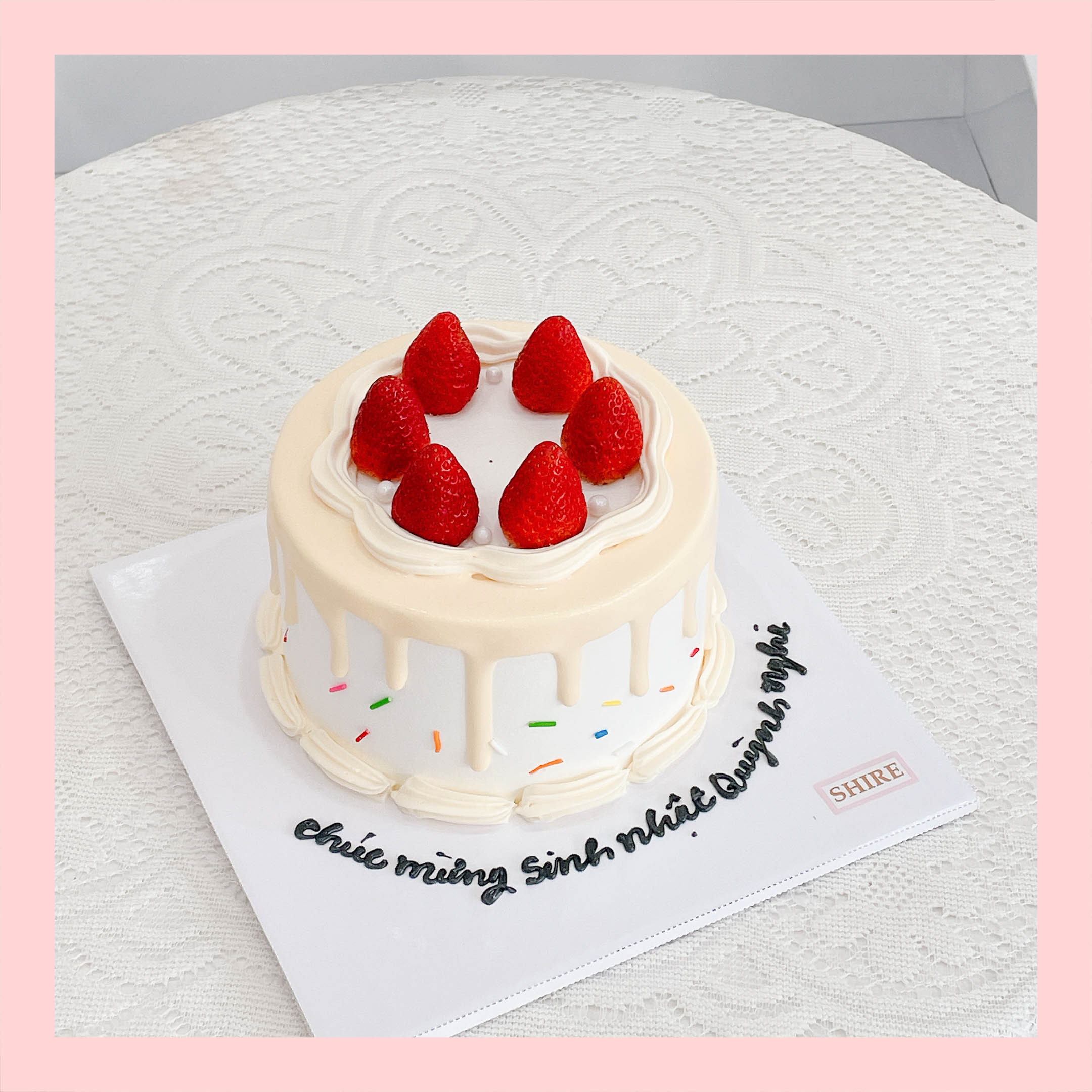 Bánh trang trí dâu kiểu Hàn Quốc - Bánh kem sinh nhật