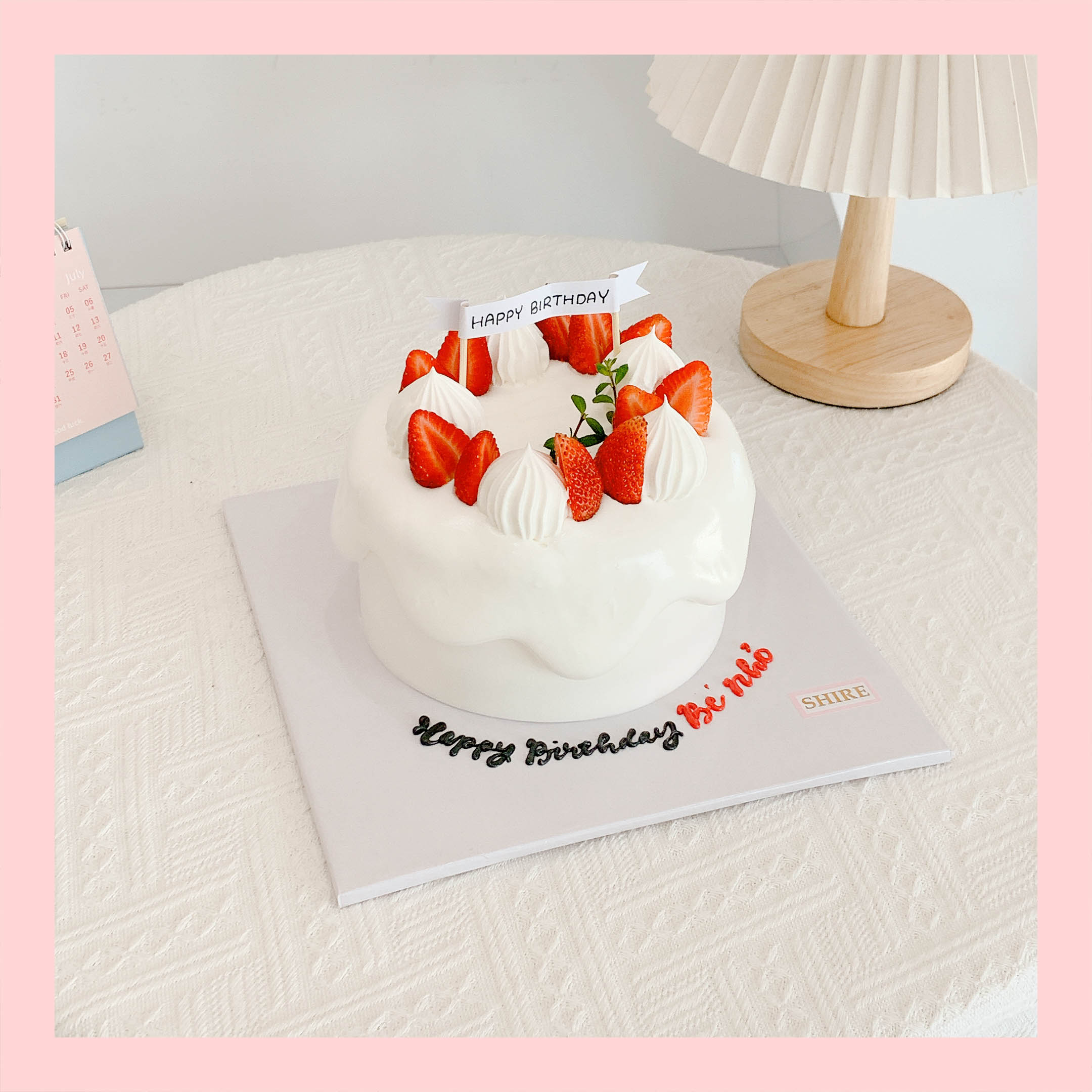 Bánh trang trí dâu kiểu Hàn Quốc - Bánh kem sinh nhật