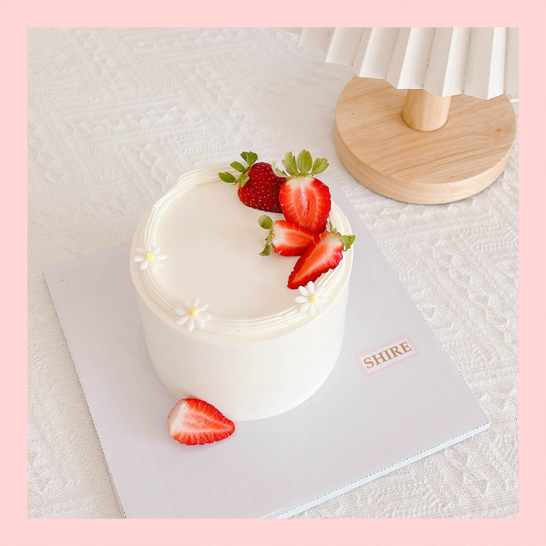 Bánh mini trang trí dâu tây - Bánh kem bơ mini 10-12cm