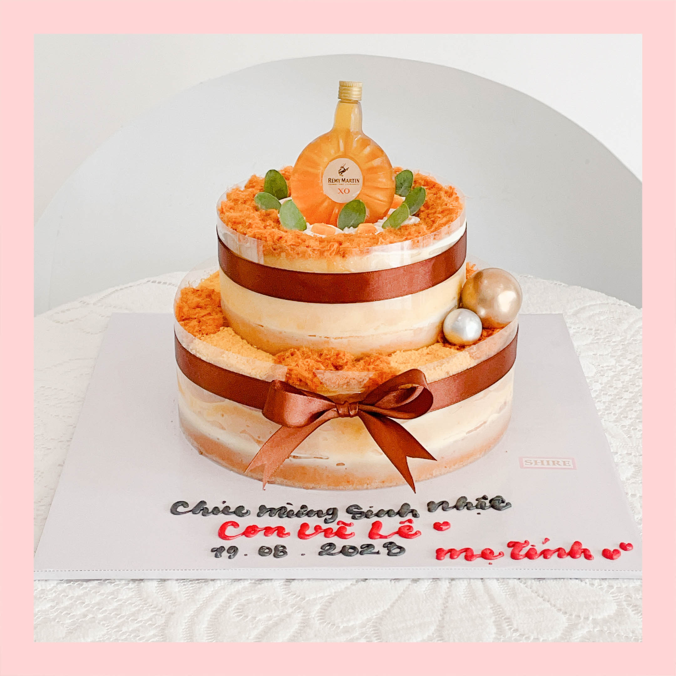 Bông lan trứng muối trang trí phụ kiện hiện đại - Bánh sinh nhật bông lan trứng muối hai loại sốt phô mai và sốt bơ