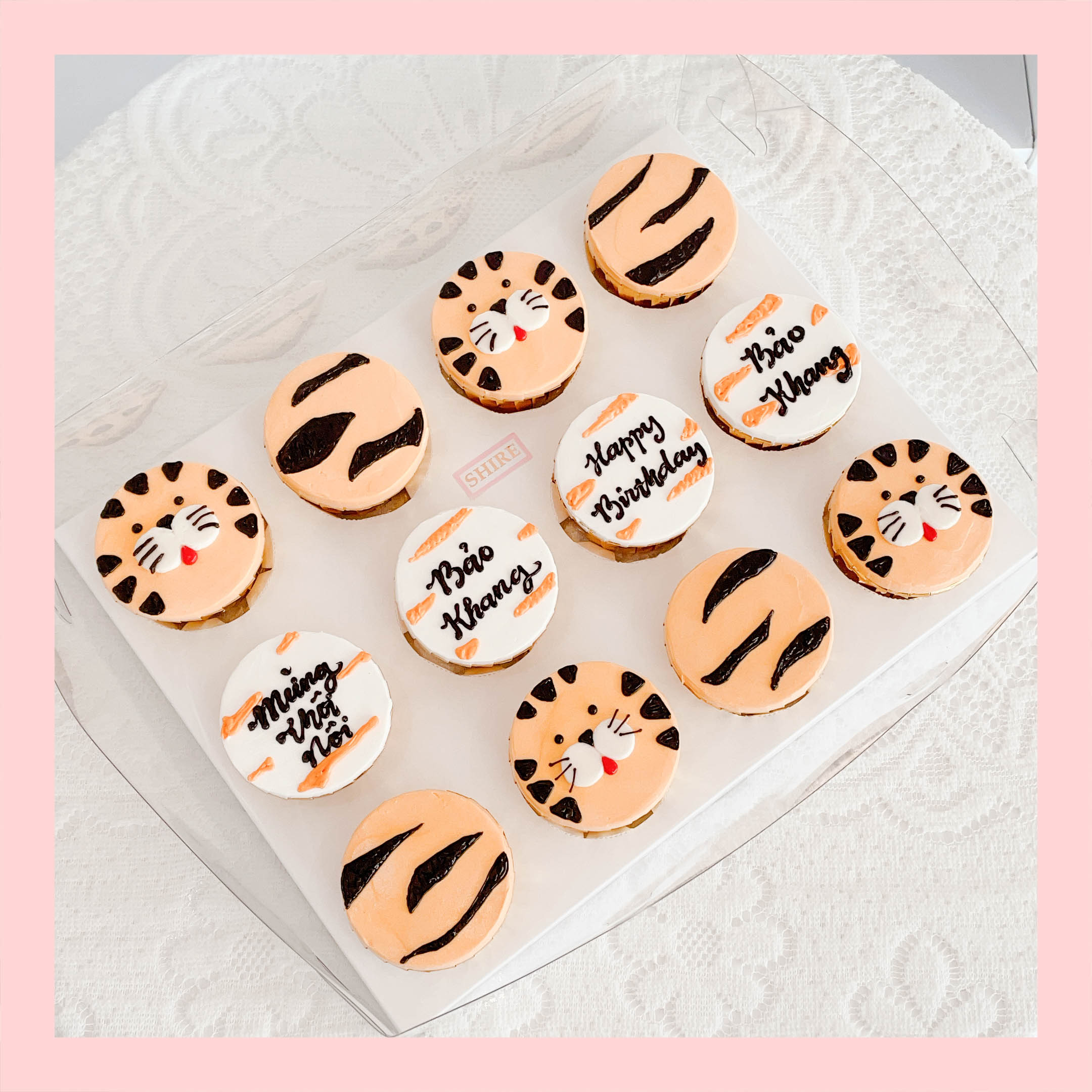 Set cupcake vẽ hình đáng yêu kem sữa - Bánh sinh nhật dạng cupcake ổ