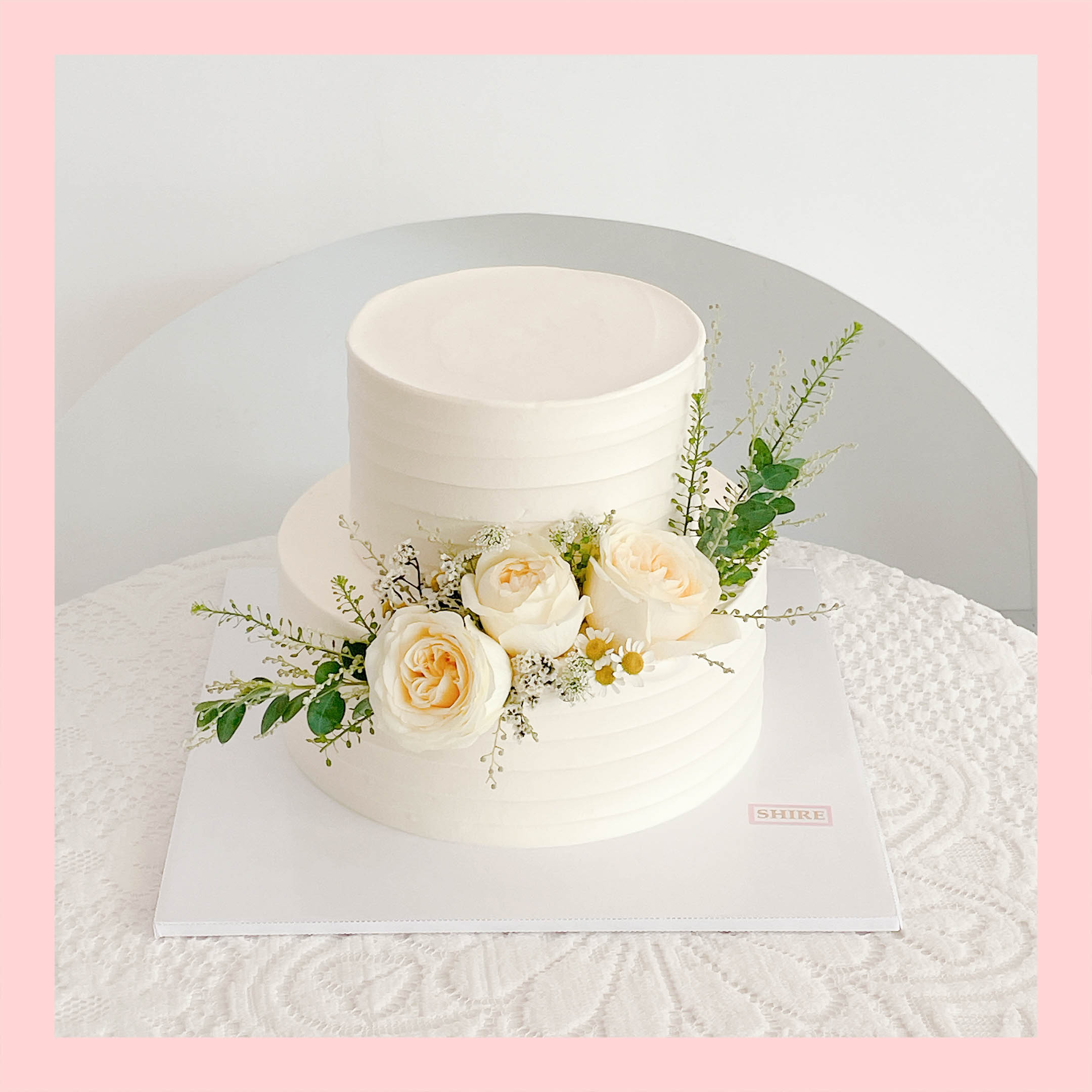 Bánh kem cưới bỏ quả 2 tầng trang trí hoa tươi