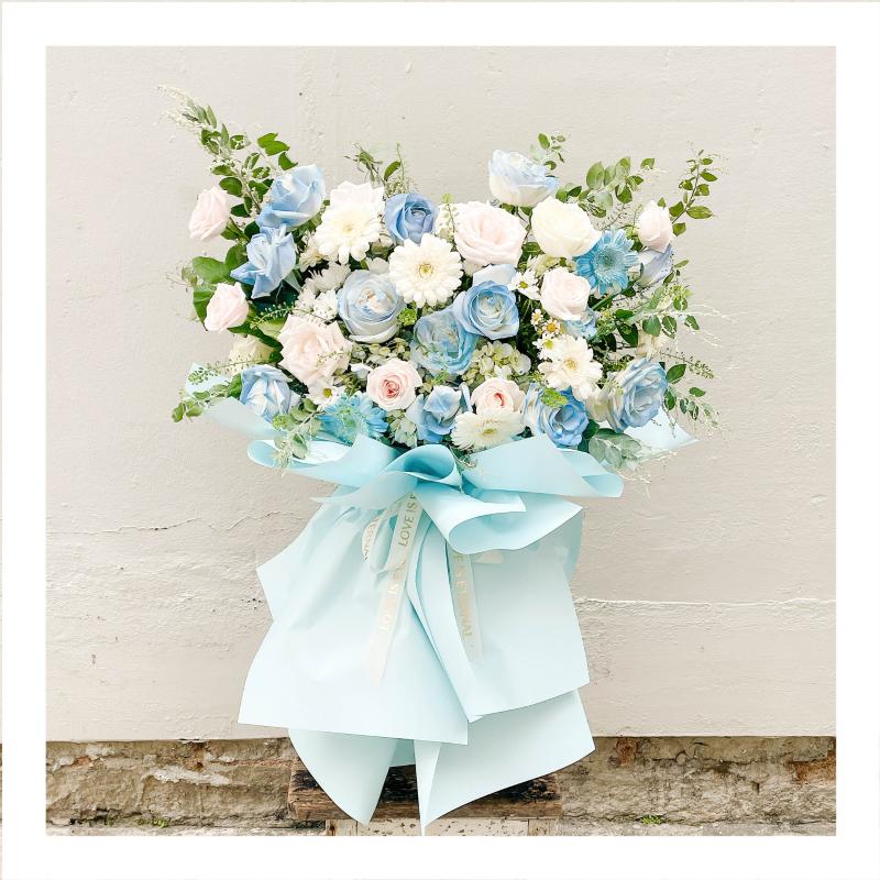 Kệ hoa tươi tone xanh dương