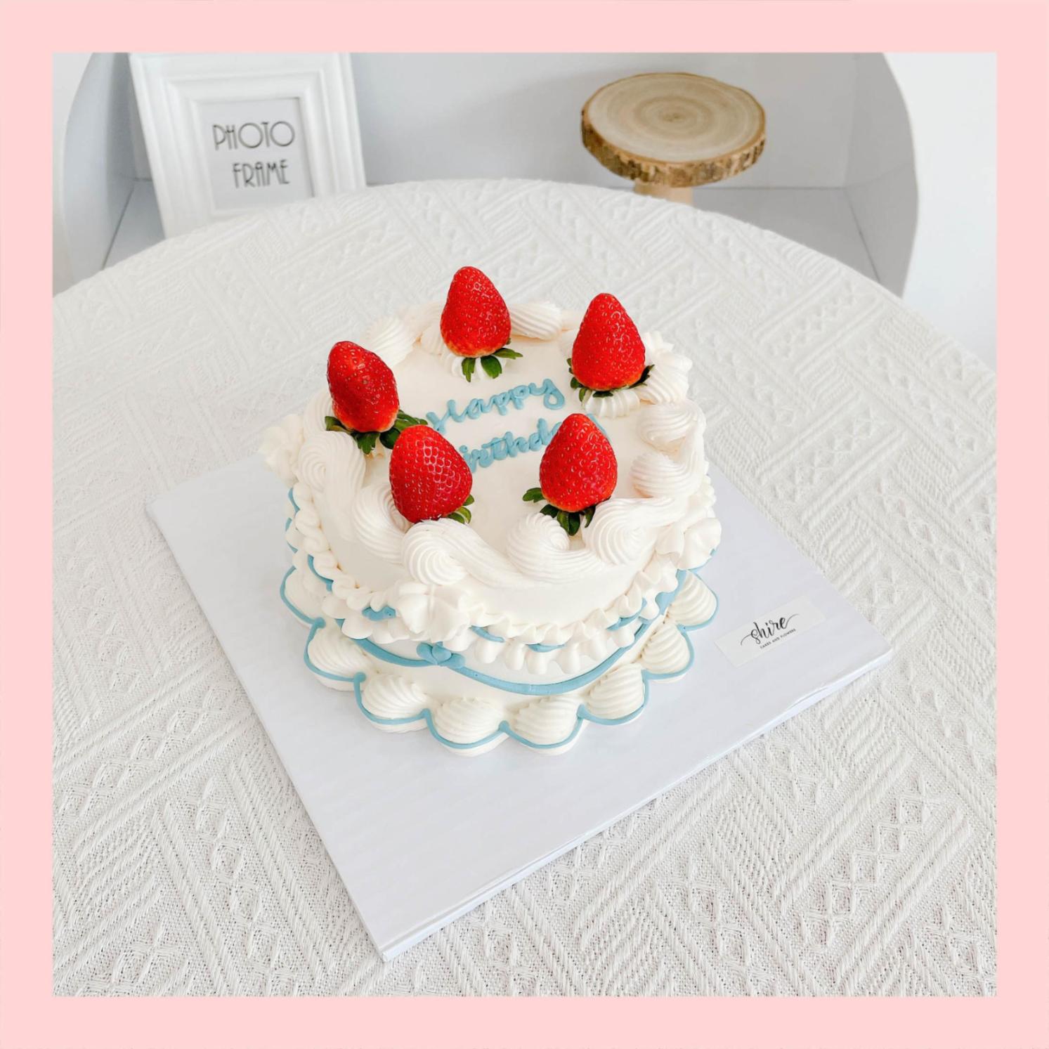 Bánh trang trí dâu kiểu Hàn Quốc - Bánh kem sinh nhật