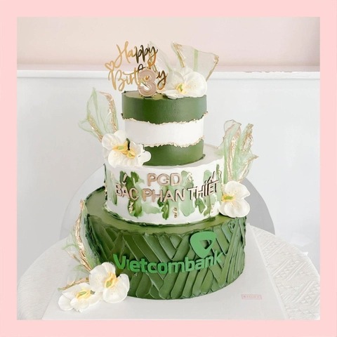 Bánh kem 3 tầng theo logo doanh nghiệp/công ty