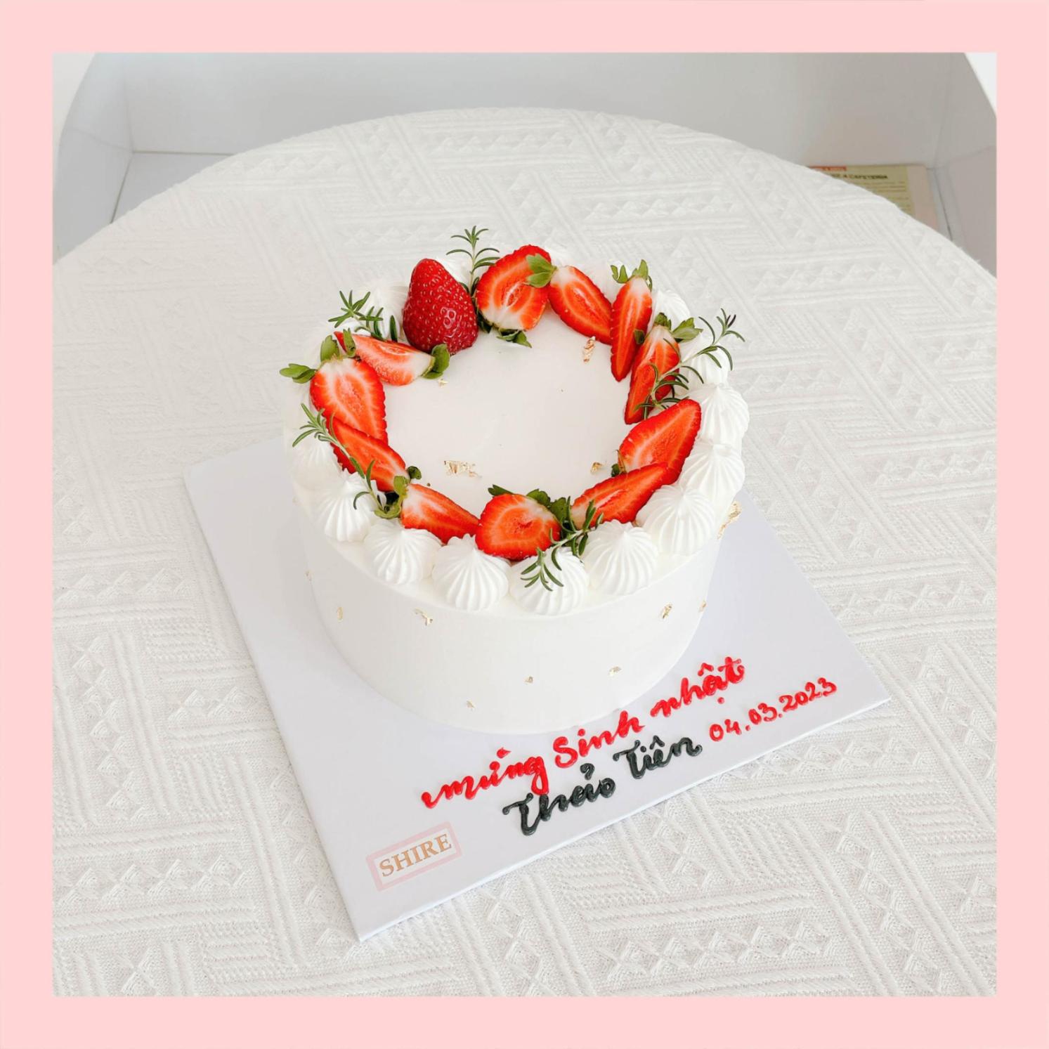 Bánh trang trí dâu - Bánh kem sinh nhật