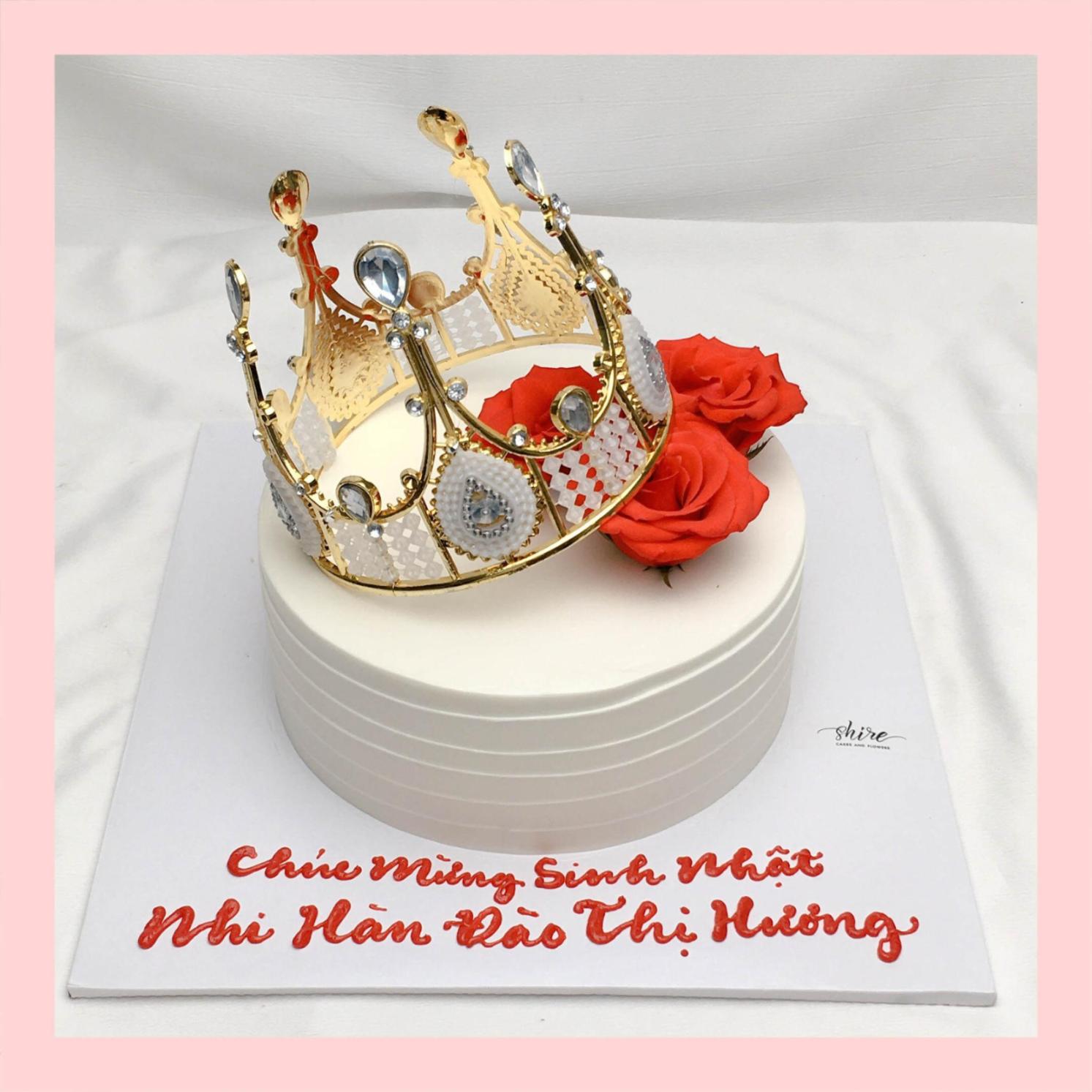 Bánh kem trang trí vương miện và hoa tươi - Bánh kem sinh nhật cho nữ