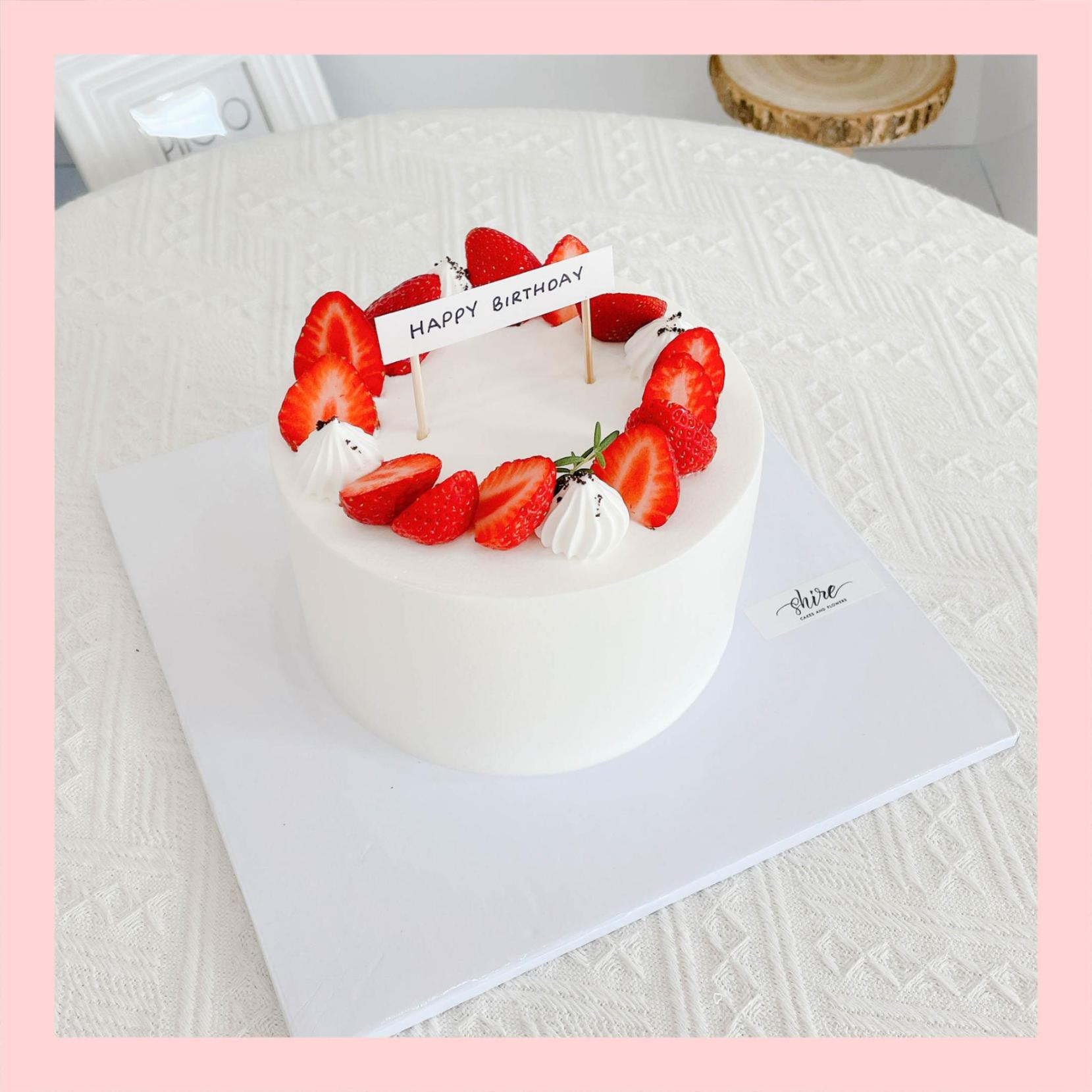 Bánh trang trí dâu kiểu Hàn Quốc - Bánh kem sinh nhật