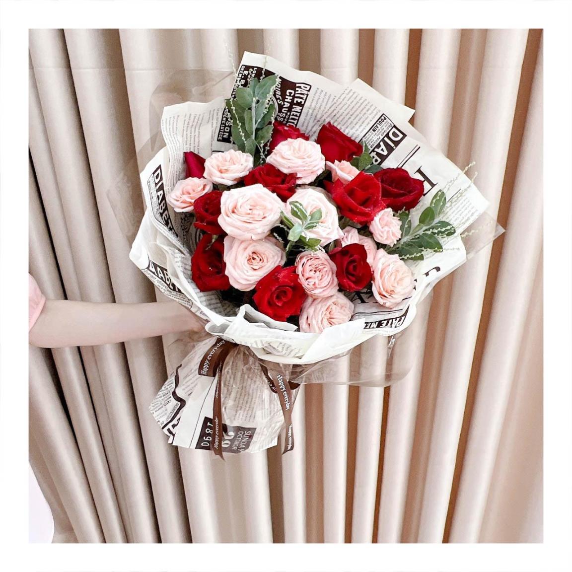 Bó hoa tươi tone đỏ phối giấy sáng màu