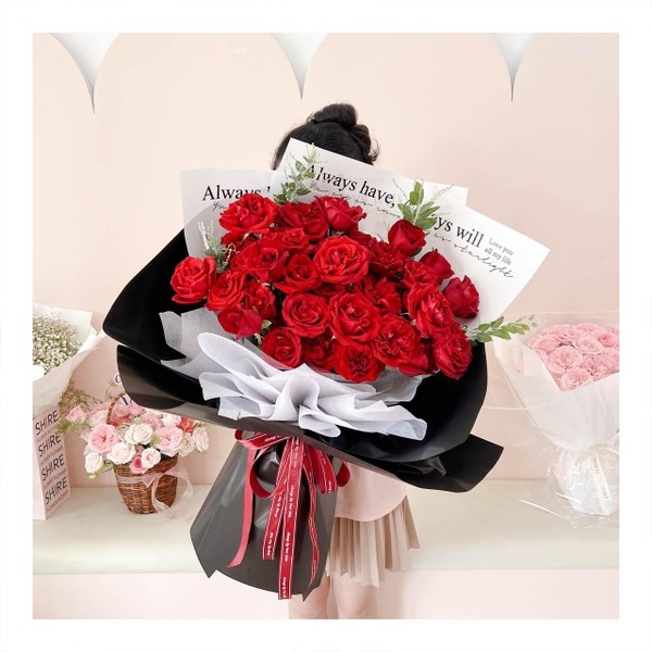 Bó hoa tươi tone đỏ phối giấy tối màu