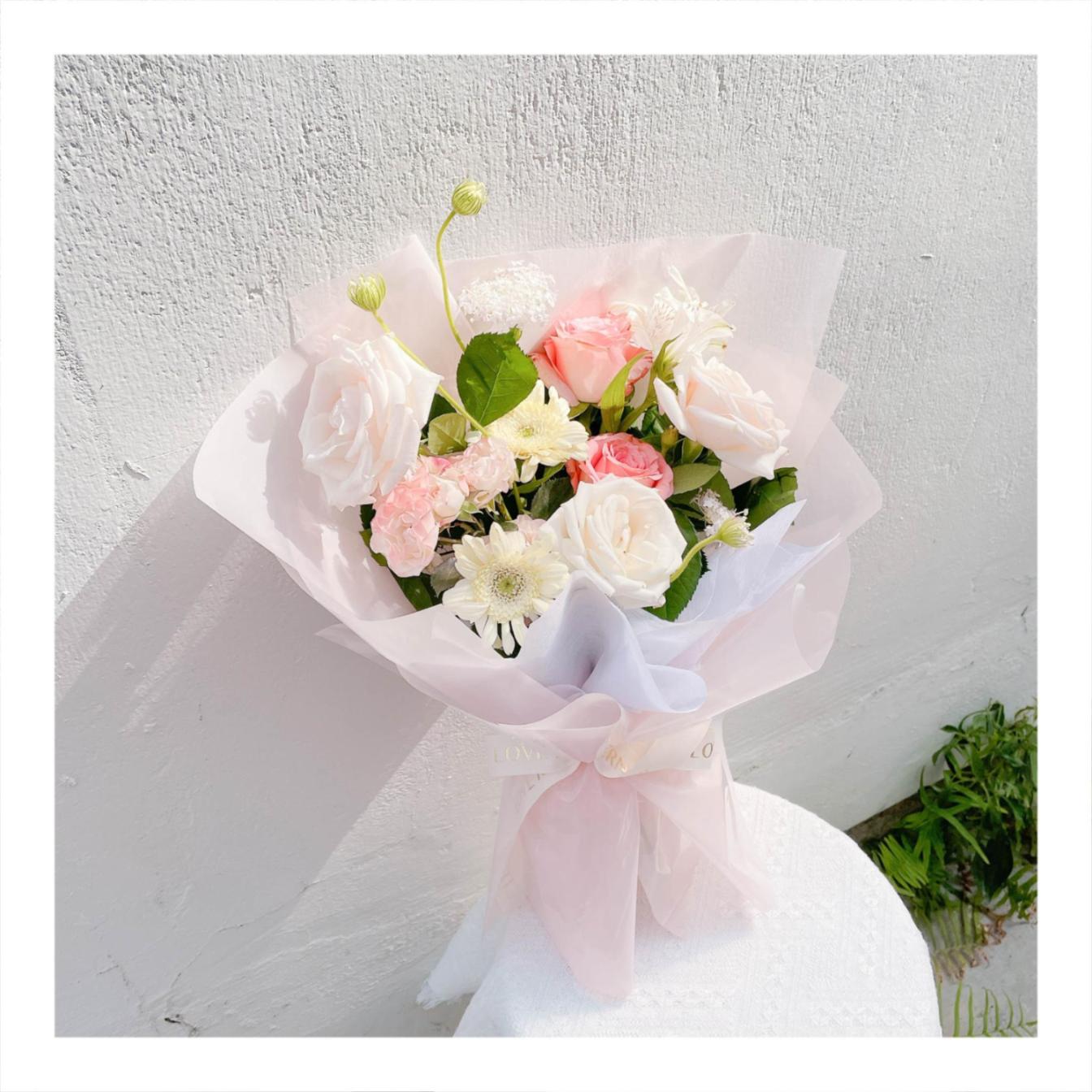 Bó hoa tươi tone hồng mix