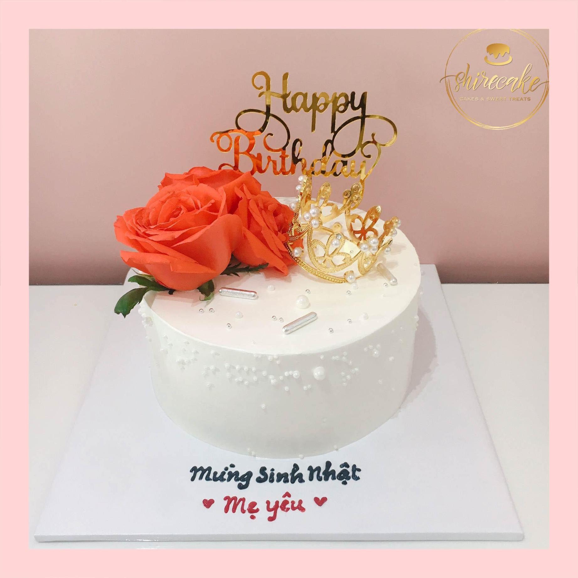 Bánh kem trang trí vương miện và hoa tươi - Bánh kem sinh nhật cho nữ