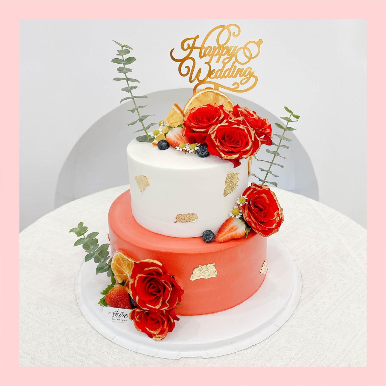 Bánh kem cưới bỏ quả 2 tầng trang trí hoa tươi