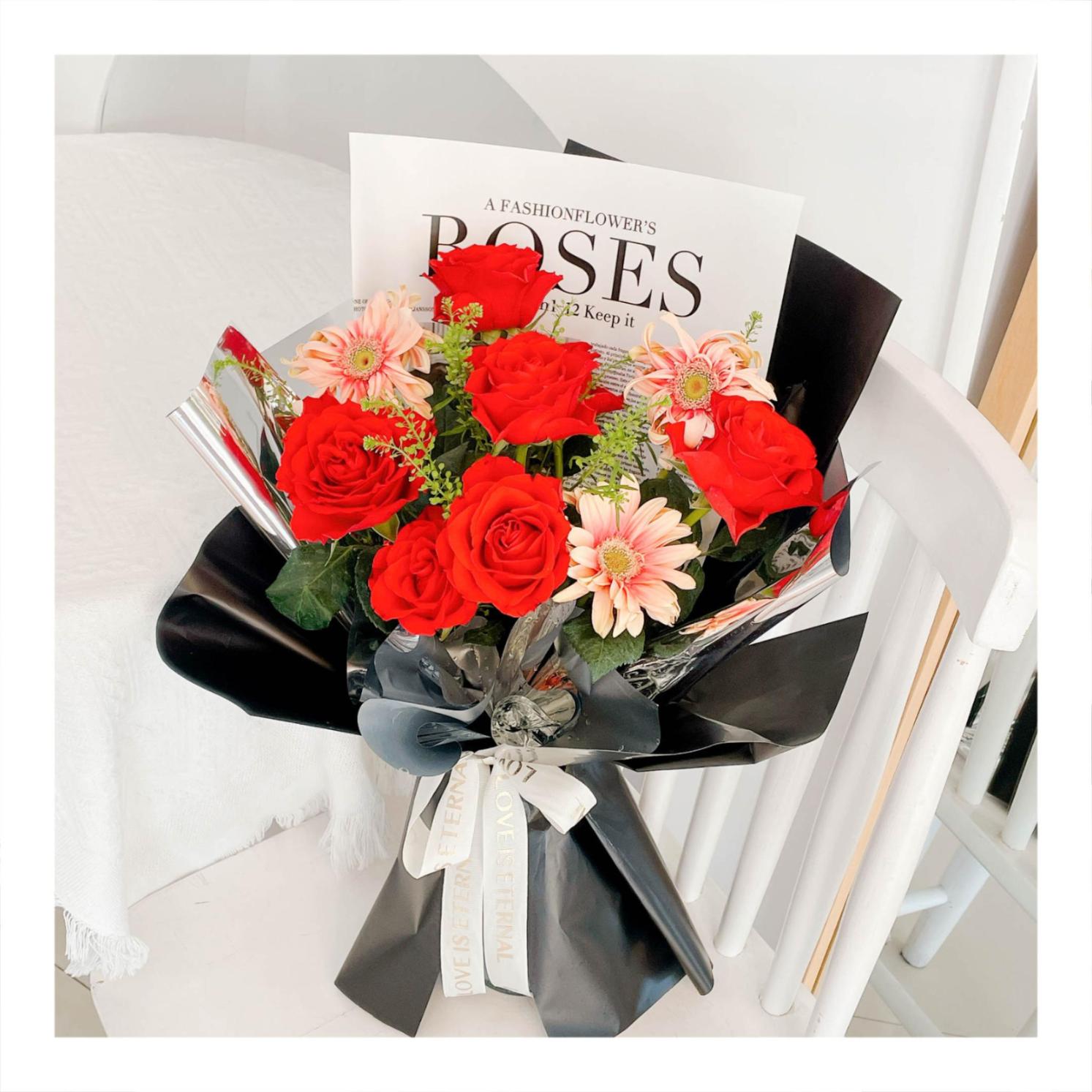 Bó hoa tươi tone đỏ phối giấy tối màu
