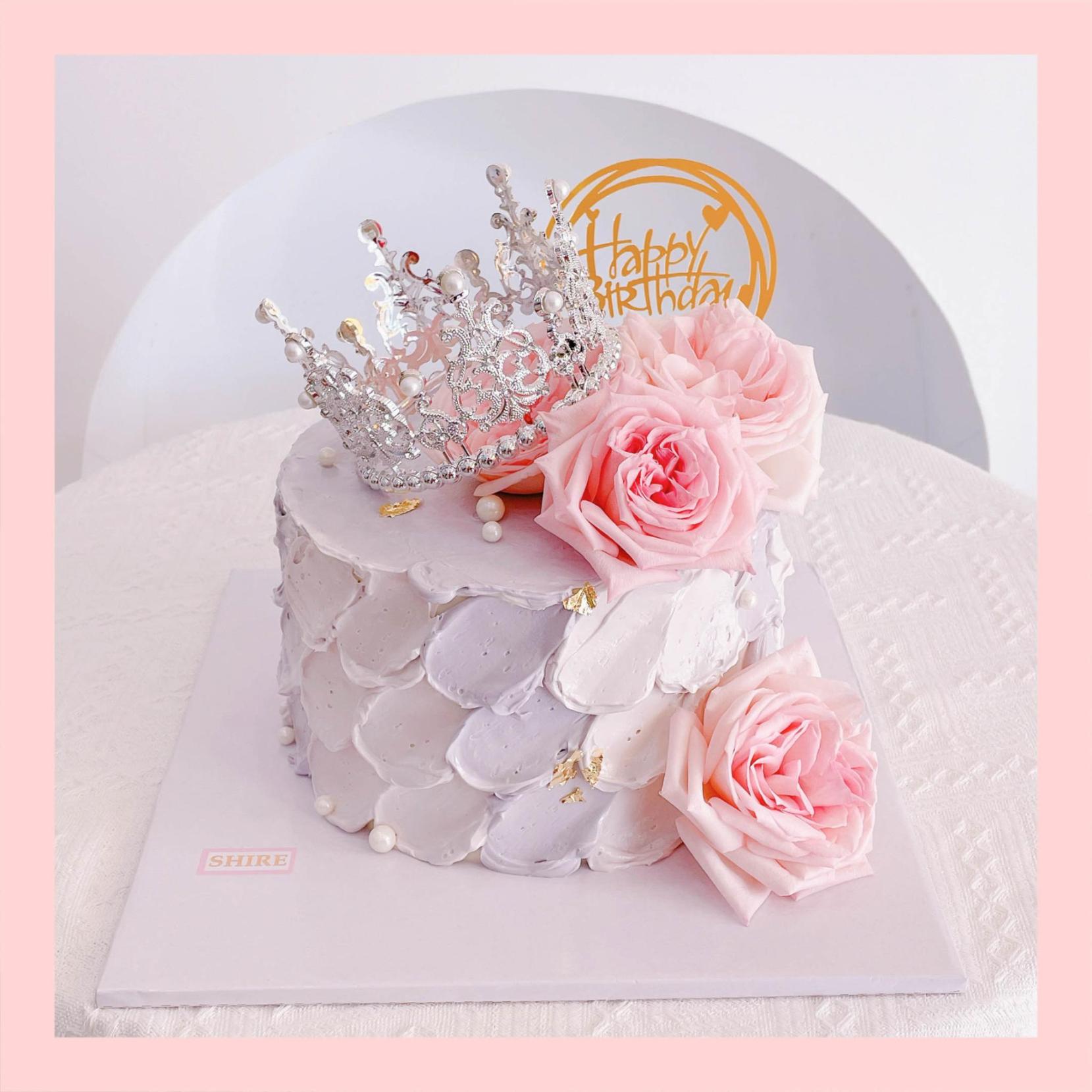 Bánh kem trang trí vương miện và hoa tươi - Bánh kem sinh nhật cho nữ