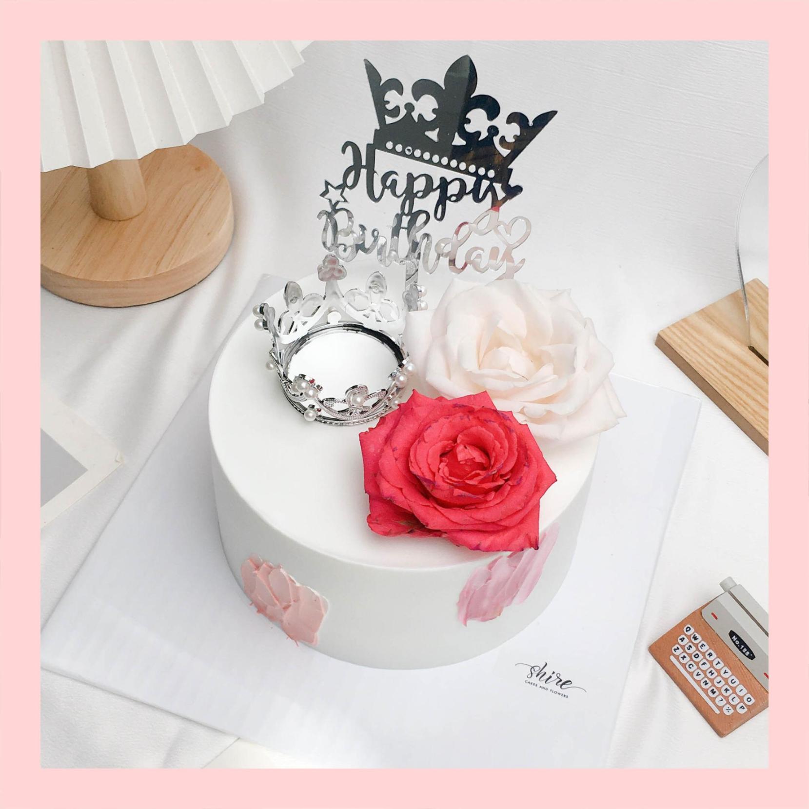 Bánh kem tô điểm vương vãi miện và hoa tươi tỉnh - Bánh kem sinh nhật mang đến nữ
