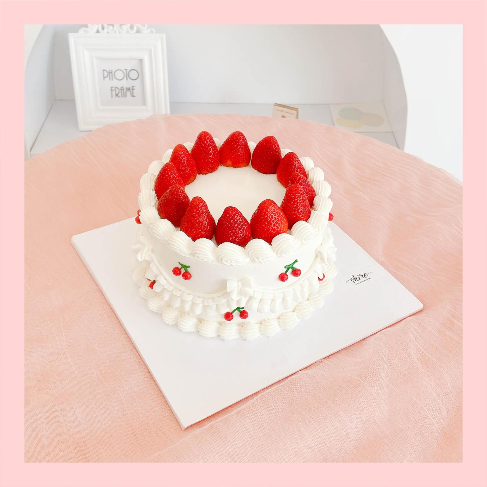 Bánh trang trí dâu kiểu Hàn Quốc - Bánh kem sinh nhật