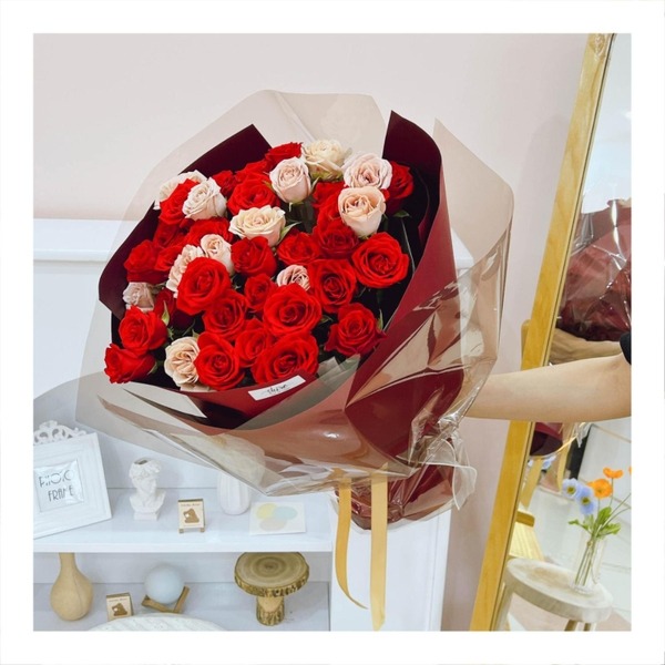 Bó hoa tươi tone đỏ phối giấy sáng màu