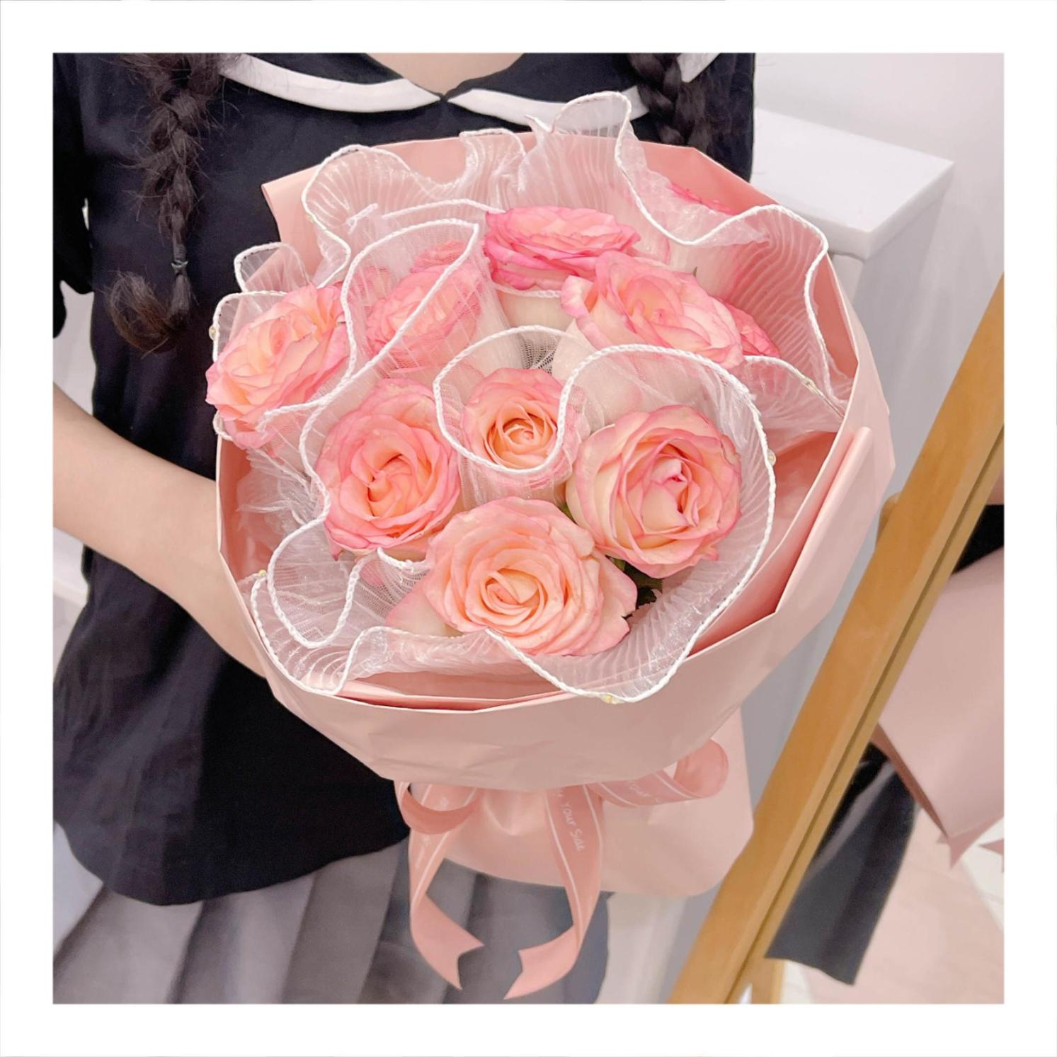 Bó hoa tươi tone hồng