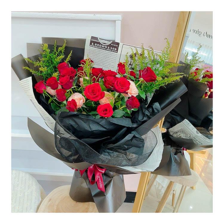 Bó hoa tươi tone đỏ phối giấy tối màu