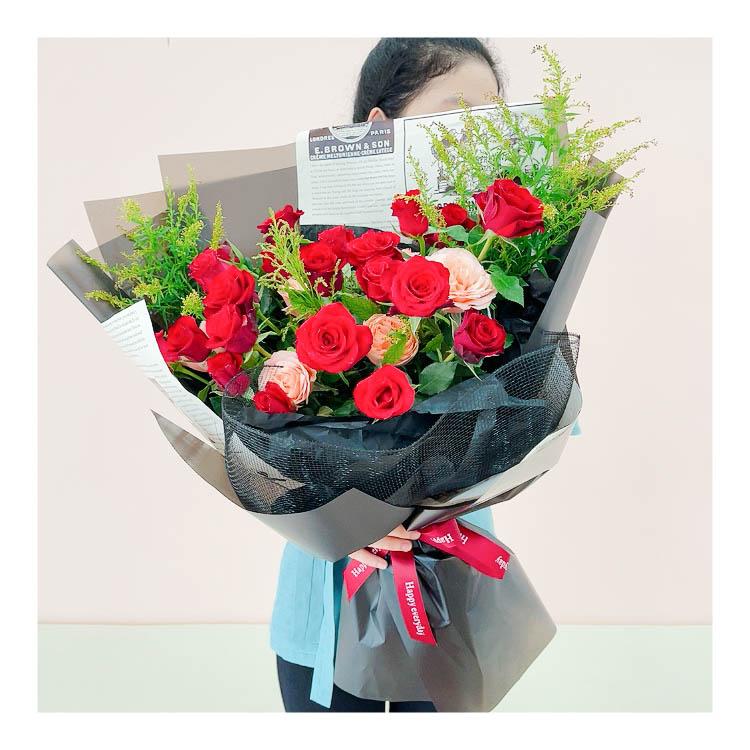 Bó hoa tươi tone đỏ phối giấy tối màu