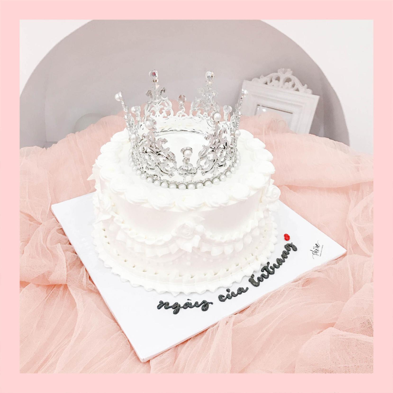 Bánh kem trang trí vương miện - Bánh kem sinh nhật cho nữ