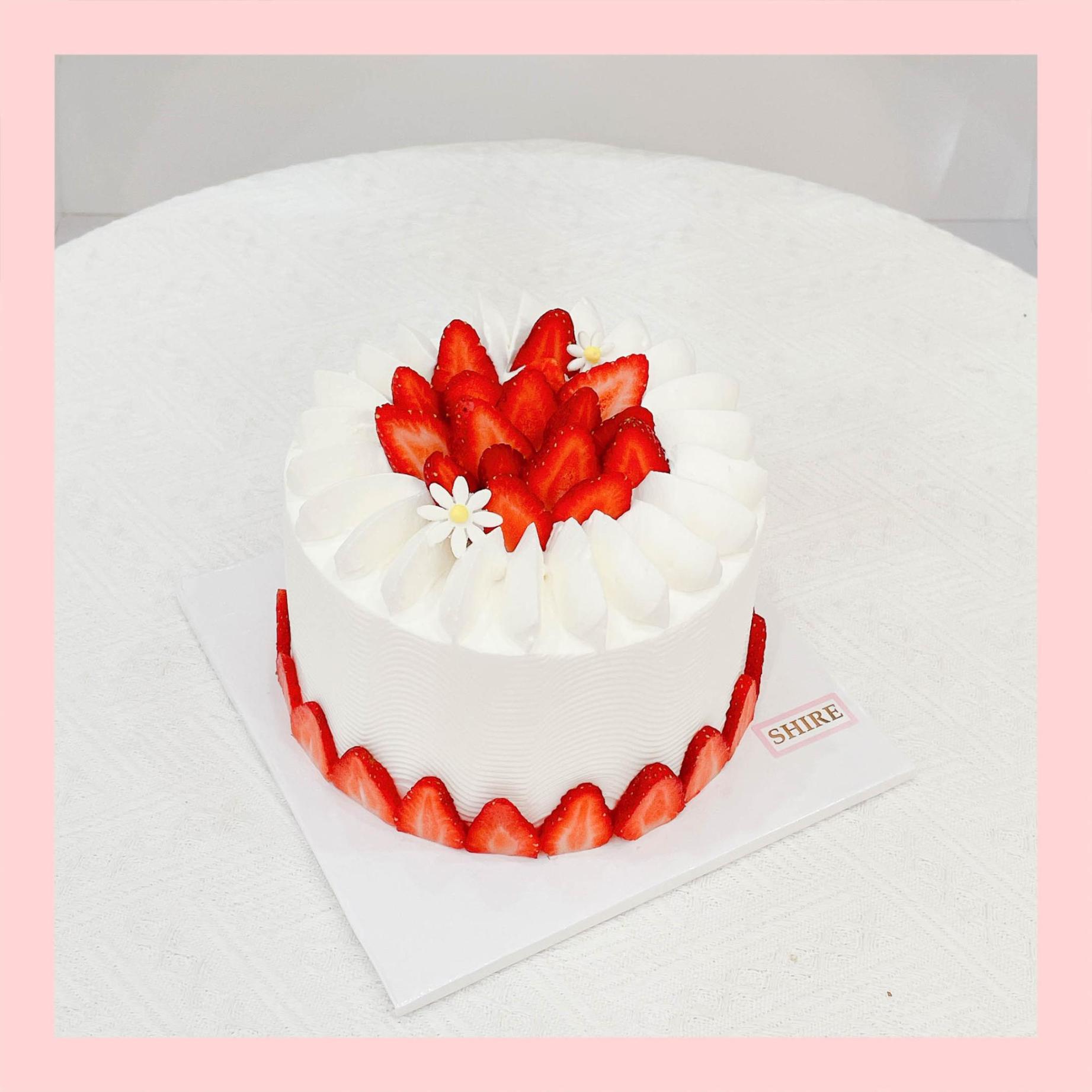 Bánh trang trí dâu - Bánh kem sinh nhật