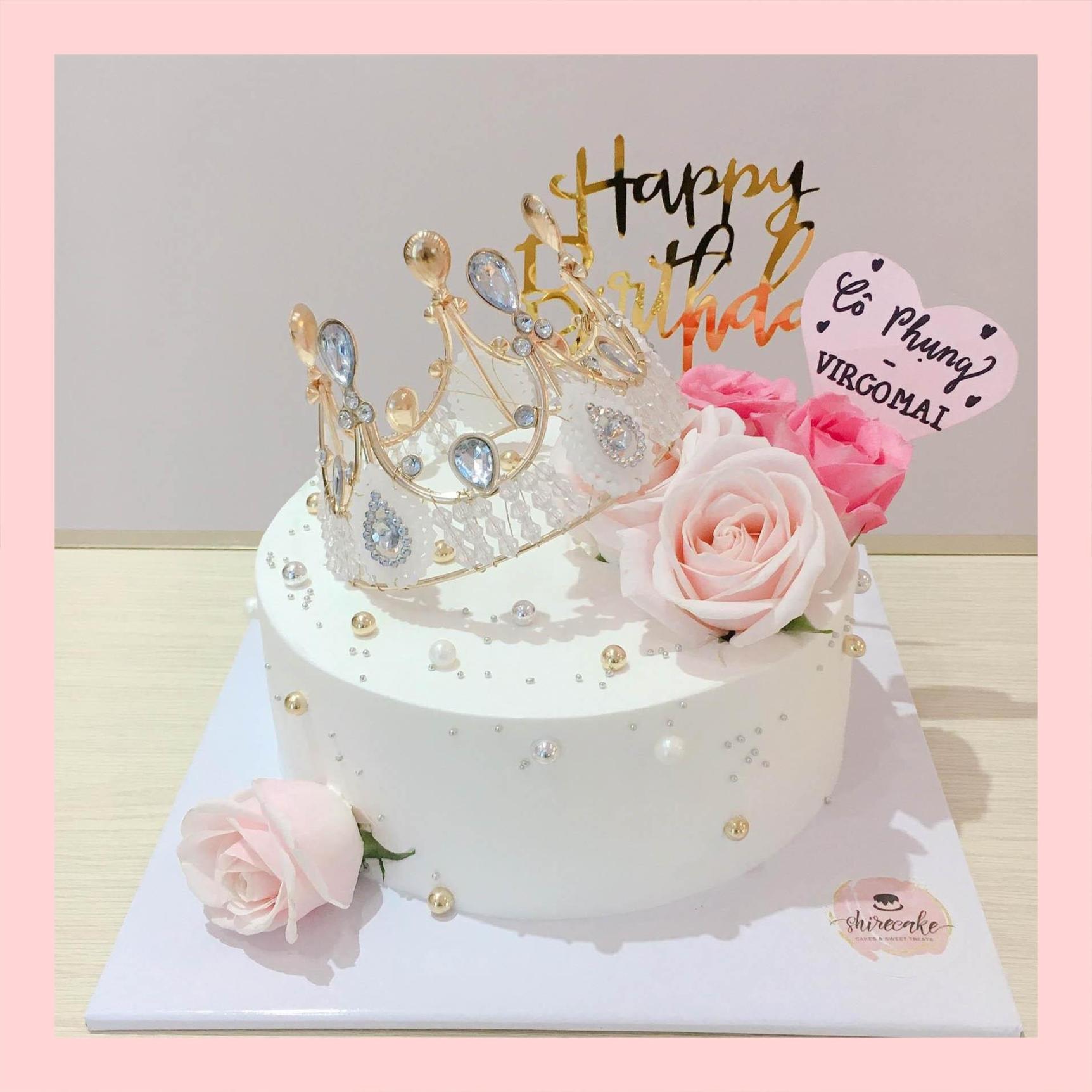 Bánh kem trang trí vương miện và hoa tươi - Bánh kem sinh nhật cho nữ