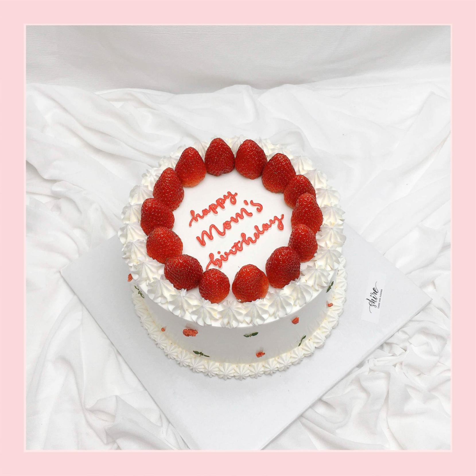 Bánh trang trí dâu kiểu Hàn Quốc - Bánh kem sinh nhật