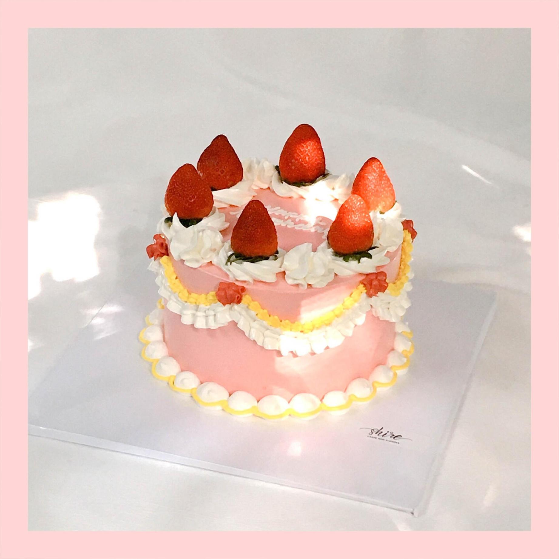 Bánh trang trí dâu kiểu Hàn Quốc - Bánh kem sinh nhật