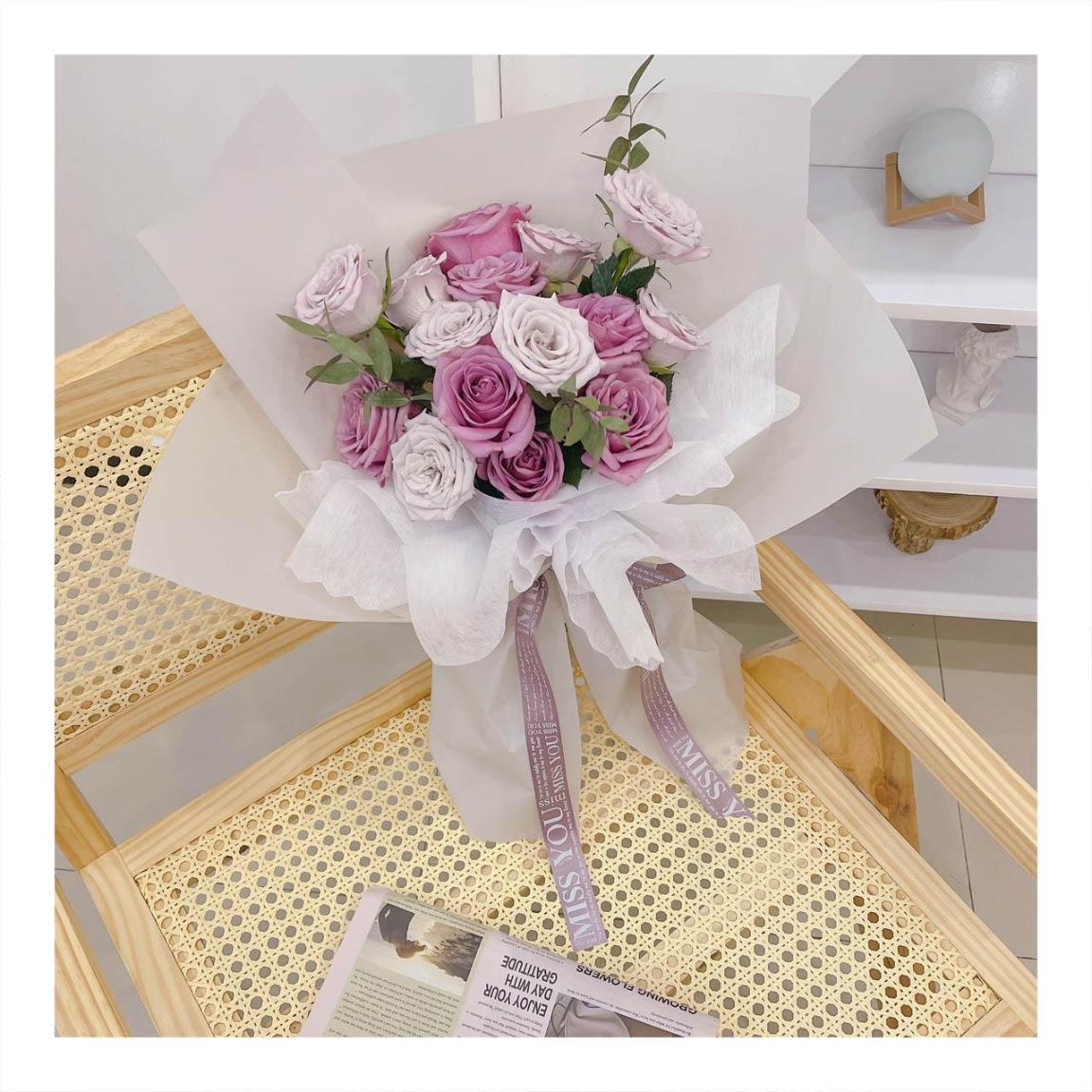 Bó hoa tươi tone tím