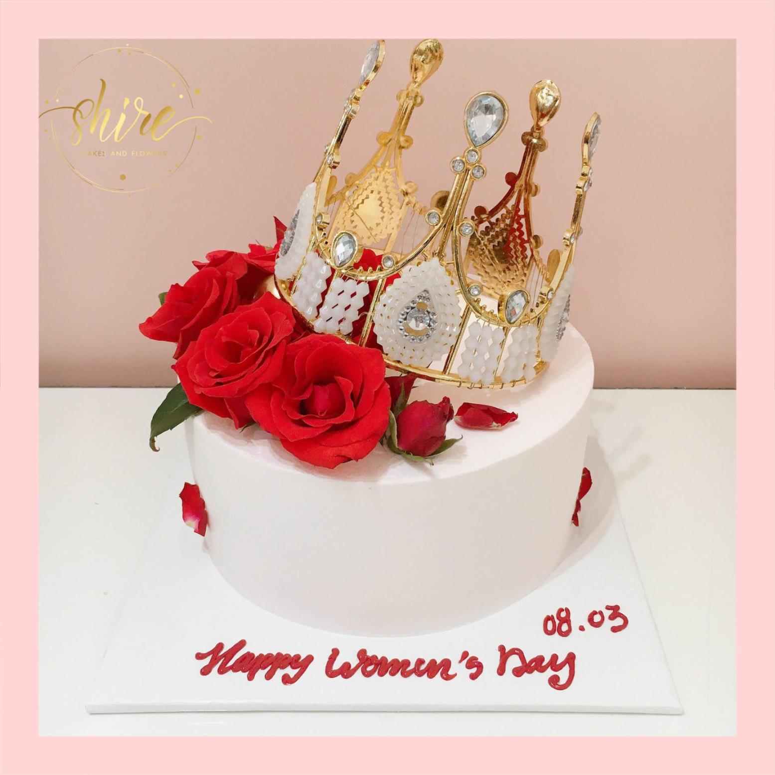 Bánh kem tô điểm vương vãi miện và hoa tươi tỉnh - Bánh kem sinh nhật mang đến nữ