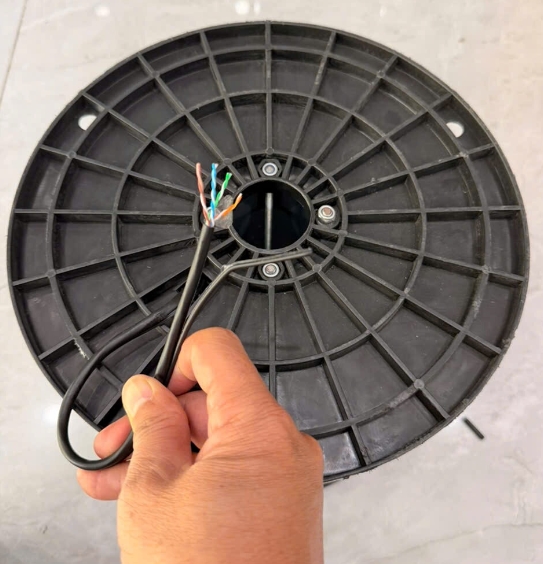 >=5 -30K | Cat5e UTP (305m/cuộn), hiệu HIDEKI | có dây cường Lực | Ngoài Trời | 25AWG / 4PRS - (7x0.33) | 4 cặp xoắn đôi cực xoắn | Đường kinh lõi Đồng 0.420mm nguyên chất | Nhiệt độ tối đa 90°C | Gigabıt Internet, Lan 1G | Màu Đen | Made In Viêt Nam | Hỗ trợ Poe 120m và có thể lên 180m tùy chất lượng Hup Poe | FV