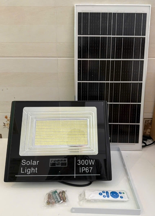 Bộ đèn pha năng lượng mặt trời công suất thiết kế 300W, hiệu VI-HOME (kích cỡ đèn: 400*330*85mm, chất liệu: nhôm + kính, sử dụng ngoài trời) | FV; 24T
