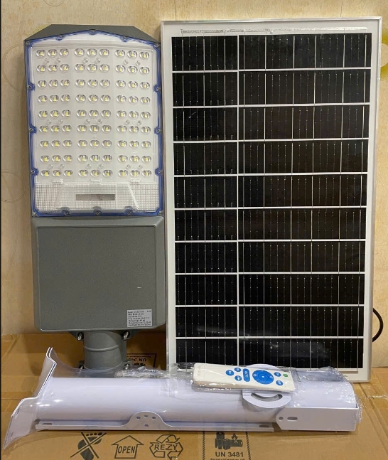 Bộ đèn đường năng lượng mặt trời công suất thiết kế 800W, hiệu VI-HOME (kích cỡ đèn: 590*220*90mm, chất liệu: nhôm + nhựa, sử dụng ngoài trời) | FV; 24T