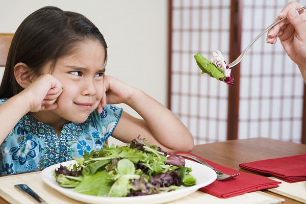 Con ngậm thức ăn mãi không nuốt, 6 mẹo tâm lý từ chuyên gia giúp bé nuốt ngay