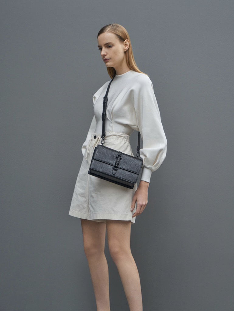 Single Chain Handle Shoulder Bag